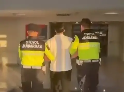 İSTANBUL ARNAVUTKÖY’DE KUZEY MARMARA OTOYOLU ÜZERİNDE SAATTE 232 KİLOMETRE HIZLA İLERLEYEREK ARAÇLARIN ARASINDA MAKAS ATAN SÜRÜCÜ, OTOYOL JANDARMA EKİPLERİ TARAFINDAN YAKALANDI. SÜRÜCÜYE TOPLAM 145 BİN LİRA İDARİ PARA CEZASI UYGULANIRKEN, EHLİYETİNE 5 AY SÜREYLE EL KONULDU.