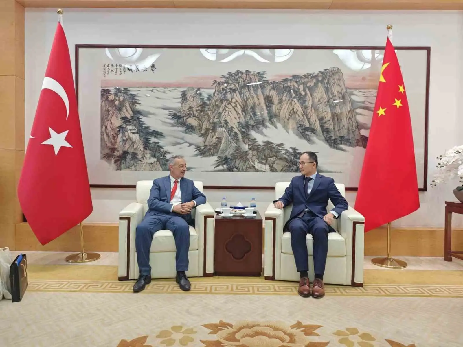 ESKİL İLÇE BELEDİYE BAŞKANI MUSTAFA ZAVLAK, ÇİN HALK CUMHURİYETİ ANKARA BÜYÜKELÇİSİ JİANG XUEBİN VE KÜLTÜR MÜSTEŞARI ZHOU MEİFEN’İ ZİYARET EDEREK YATIRIM İSTİŞARESİ YAPTI.