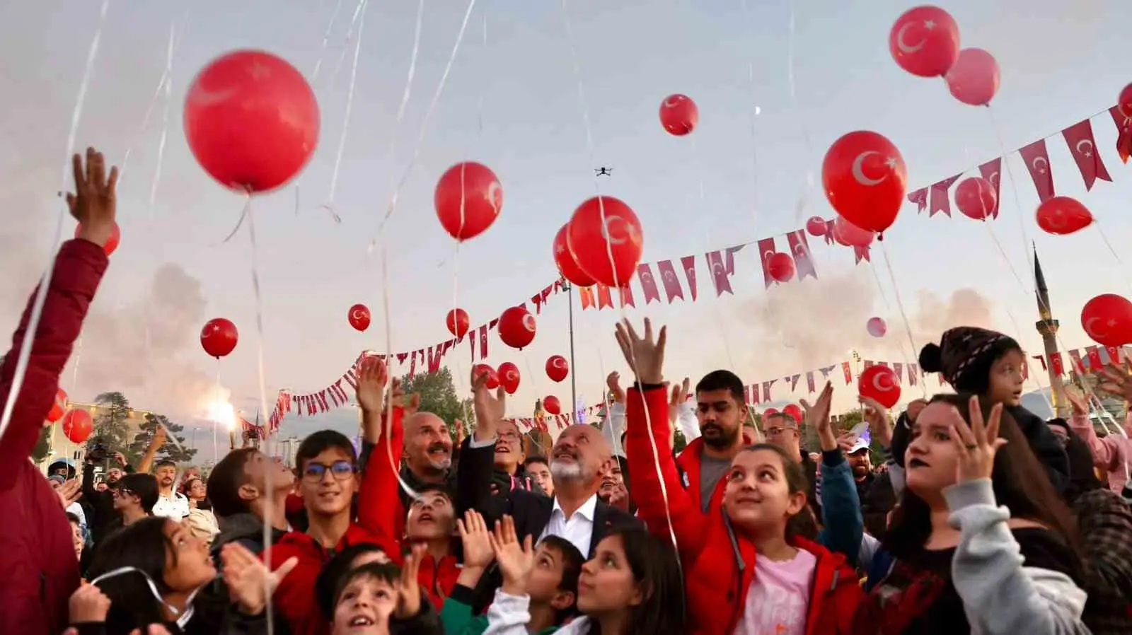 KOCASİNAN BELEDİYE BAŞKANI AHMET ÇOLAKBAYRAKDAR, 29 EKİM CUMHURİYET BAYRAMI DOLAYISIYLA BİR MESAJ YAYIMLADI.