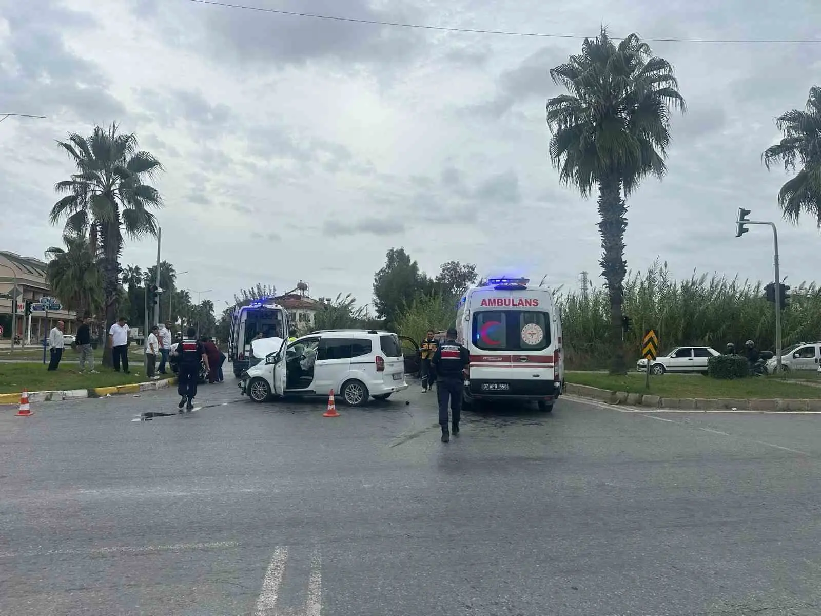 ANTALYA'NIN MANAVGAT İLÇESİNDE İKİ OTOMOBİLİN ÇARPIŞMASI SONUCU MEYDANA GELEN TRAFİK KAZASINDA 3 KİŞİ YARALANDI