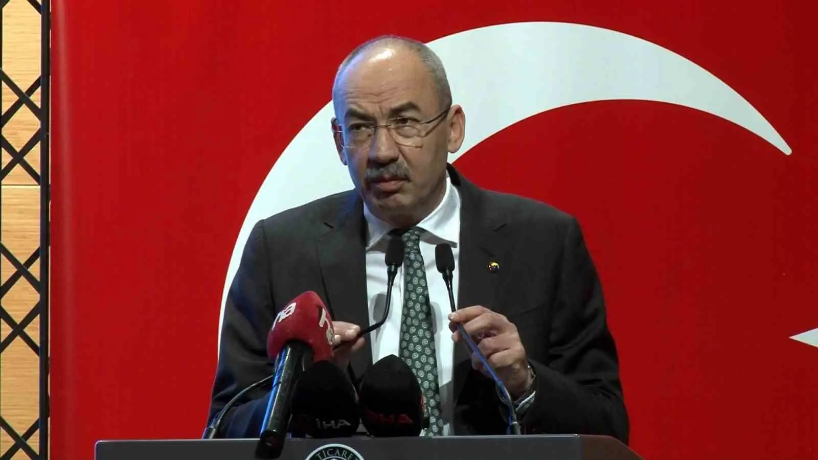 TOPLANTIDA KONUŞAN KTO YÖNETİM KURULU BAŞKANI ÖMER GÜLSOY, "BÜTÜNCÜL BİR YAKLAŞIMLA SORUNLAR İLGİLİ TARAFLARLA ELE ALINACAK" DEDİ.