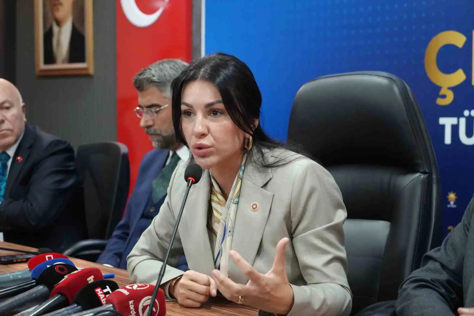 AK PARTİ GENEL BAŞKAN YARDIMCISI VE ÇEVRE VE ŞEHİRCİLİK POLİTİKALARI BAŞKANI NİLHAN AYAN, AK PARTİ ERZURUM İL BAŞKANLIĞI’NDA BASIN MENSUPLARINA AÇIKLAMALARDA BULUNDU.