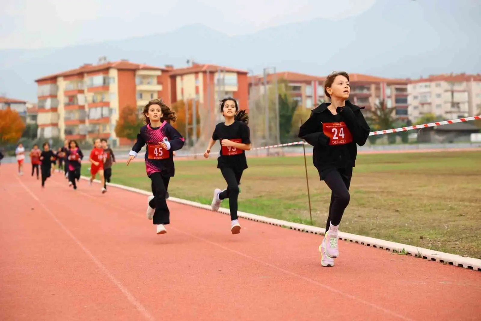 29 EKİM CUMHURİYET BAYRAMI KUTLAMALARI KAPSAMINDA MERKEZEFENDİ GENÇLİK VE SPOR İLÇE MÜDÜRLÜĞÜ KOORDİNESİNDE DÜZENLENEN CUMHURİYET KOŞUSU, ALBAYRAK ATLETİZM SAHASI'NDA GERÇEKLEŞTİ. START ÖNCESİ AY YILDIZLI BALONLARLA SUNULAN GÖRSEL ŞÖLENİN ARDINDAN DÜZENLENEN YARIŞLARDA DERECEYE GİREN SPORCULARA MADALYALARI TÖRENLE TAKDİM EDİLDİ.