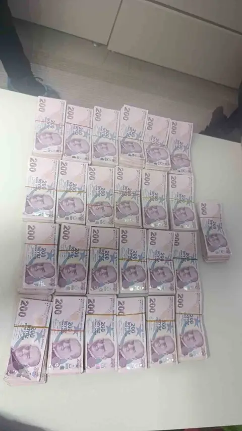 SURİYE’DEKİ HOL KAMPI’NDA ALIKONULAN DEAŞ SİLAHLI TERÖR ÖRGÜTÜNE MÜZAHİR KADIN VE ÇOCUKLARA YARDIM GÖNDERİLMESİ KAPSAMINDA YÜRÜTÜLEN SORUŞTURMADA, ÖRGÜTÜN FİNANSMAN FAALİYETLERİNE YÖNELİK ANKARA MERKEZLİ 2 İLDE EŞ ZAMANLI OPERASYON DÜZENLENDİ.