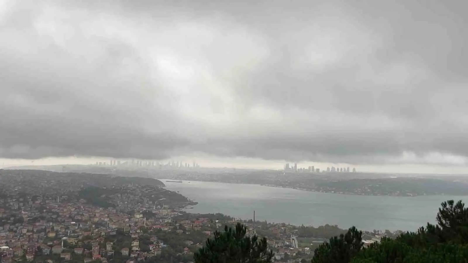 İSTANBUL’DA GECE SAATLERİNDEN İTİBAREN ETKİSİNİ ARTIRAN SAĞANAK YAĞIŞIN ARDINDAN BOĞAZ’IN ÜZERİNDE YOĞUN YAĞMUR BULUTLARI OLUŞTU. BEYKOZ’DAN GÖRÜNTÜLENEN BULUT KÜTLELERİ DİKKAT ÇEKTİ.