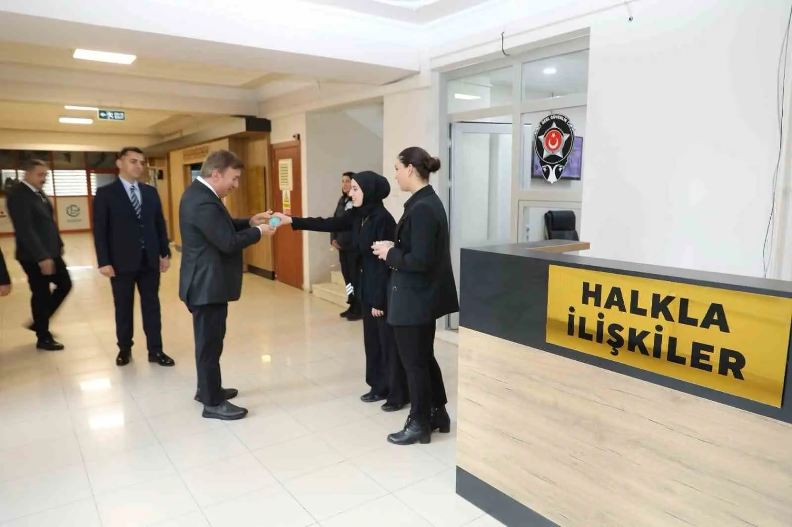 ERZİNCAN VALİLİĞİ KOORDİNASYONUNDA, VATANDAŞLARIN KAMU HİZMETLERİNE DAHA KOLAY VE HIZLI ULAŞABİLMESİ AMACIYLA İL GENELİNDEKİ KAMU KURUMLARINDA OLUŞTURULAN HALKLA İLİŞKİLER BÜROLARININ ÇALIŞMALARI YERİNDE İNCELENDİ