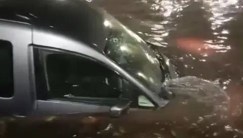 İSTANBUL’DA GECE SAATLERİNDE BAŞLAYAN VE SABAHIN ERKEN SAATLERİNDE ŞİDDETİNİ ARTIRAN YAĞIŞIN ARDINDAN PENDİK ÇAMÇEŞME MAHALLESİ’NDEKİ ALT GEÇİT SUYLA DOLDU. ARACI STOP EDEN CENGİZ BEKTAŞ VE ÜNİVERSİTEYE GÖTÜRMEK İSTEDİĞİ KIZI İSE ALT GEÇİTTE MAHSUR KALDI.