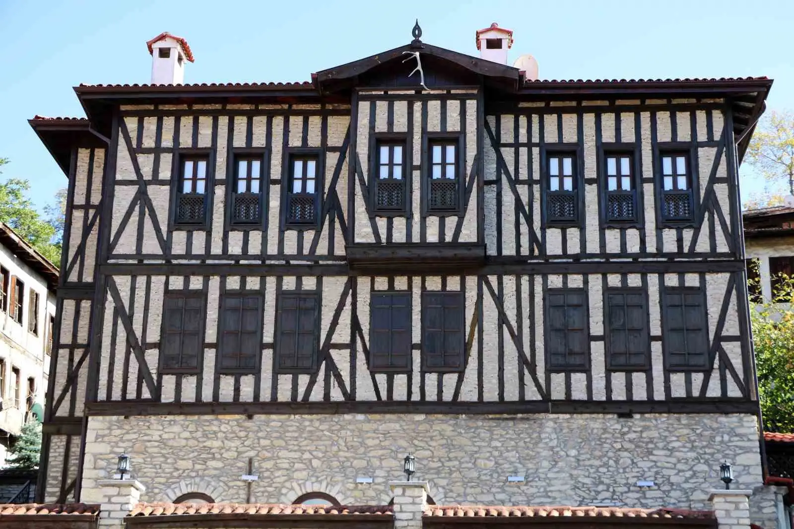 UNESCO DÜNYA MİRAS LİSTESİ'NDE YER ALAN KARABÜK'ÜN SAFRANBOLU İLÇESİNDEKİ TARİHİ EVLERİN VE KONAKLARIN ÇATILARINDA BULUNAN GEYİK BOYNUZLARI, NAZARDAN KORUNMA İNANCININ YANI SIRA TÜRK EFSANELERİNDEN İSLAMİYET SONRASI ERENLER KÜLTÜRÜNE UZANAN KÖKLÜ BİR KÜLTÜREL MİRASI YANSITIYOR.