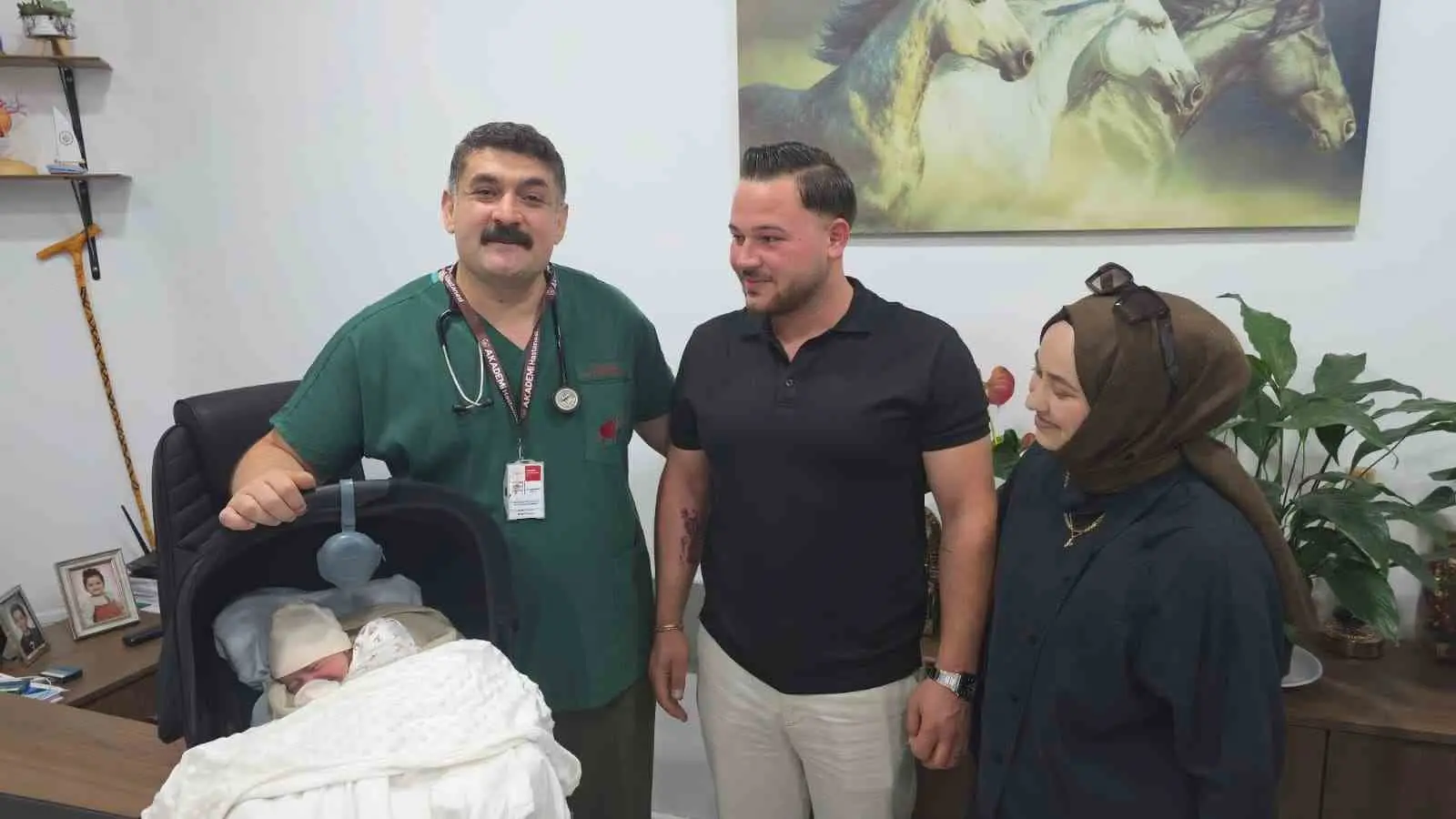 DOĞUMUN ARDINDAN BEBEĞİN İLK KONTROLLERİ İÇİN HASTANEYE GELEN AİLE, PROF. DR. YAMAN’I ZİYARET ETTİ.