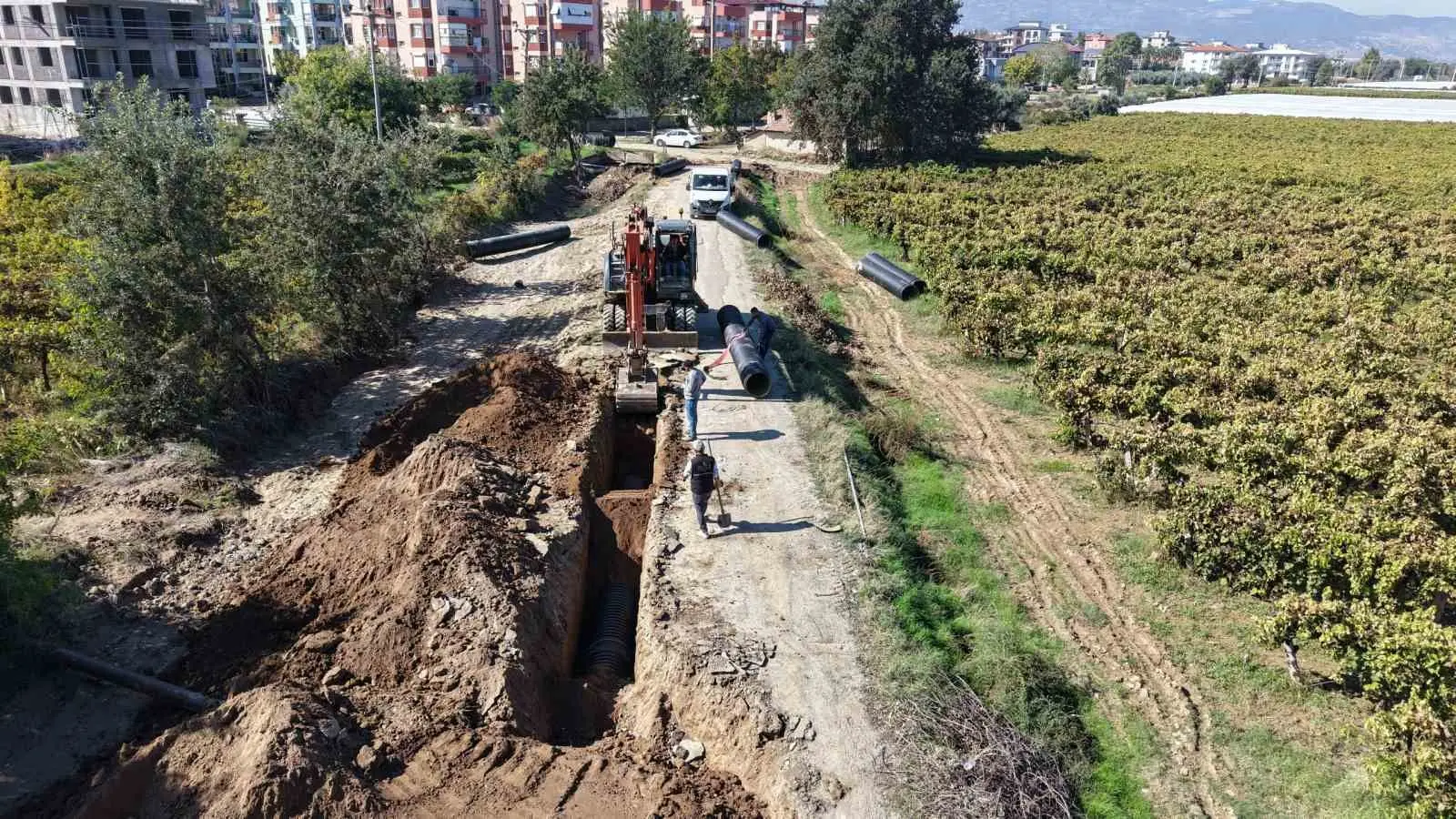 MANİSA’NIN SARIGÖL İLÇESİNDE YAĞIŞLARDA SU BASKINLARINA NEDEN OLAN AYAN MAHALLESİ’NDEKİ SORUN İÇİN 1.200 METRE UZUNLUĞUNDA YAĞMUR SUYU HATTI TAMAMLANDI. ÇALIŞMAYLA YAĞMUR SULARI KANALİZASYON HATTINDAN AYRIŞTIRILARAK BAĞ, BAHÇE VE EVLERİN TAŞKIN RİSKİNE KARŞI KORUNMASI HEDEFLENDİ.