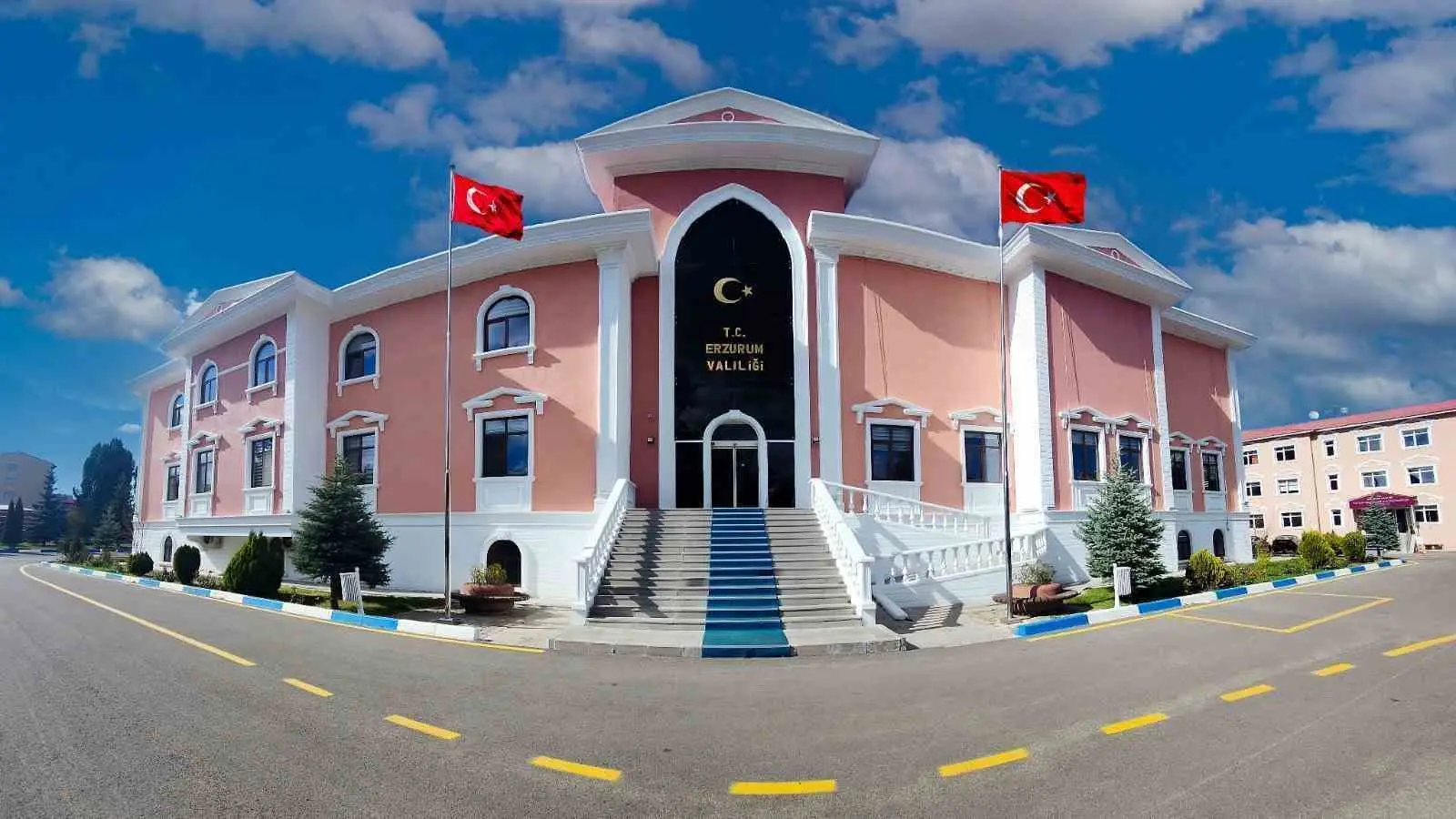 ERZURUM VALİLİĞİ, OKULLARDA FİZİKİ GÜVENLİK ŞARTLARININ İYİLEŞTİRİLMESİ AMACIYLA BU YIL 27 OKULUN BAHÇE DUVARI VE ÇİTLERİNİN YENİLENDİĞİNİ, 7 OKULUN BAHÇESİNE GÜVENLİK NİZAMİYE NOKTASI YAPILDIĞINI AÇIKLADI.