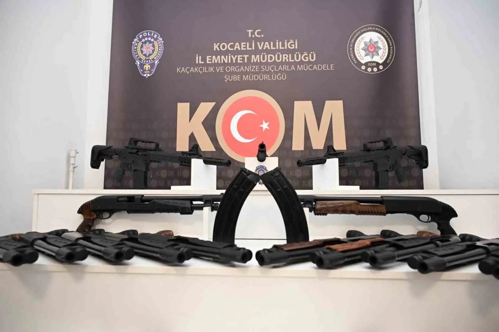 KOCAELİ'NİN KÖRFEZ İLÇESİNDE DURDURULAN ARAÇLARDA YAPILAN ARAMADA 25 YİVSİZ AV TÜFEĞİ ELE GEÇİRİLDİ, 2 ŞÜPHELİ YAKALANDI.