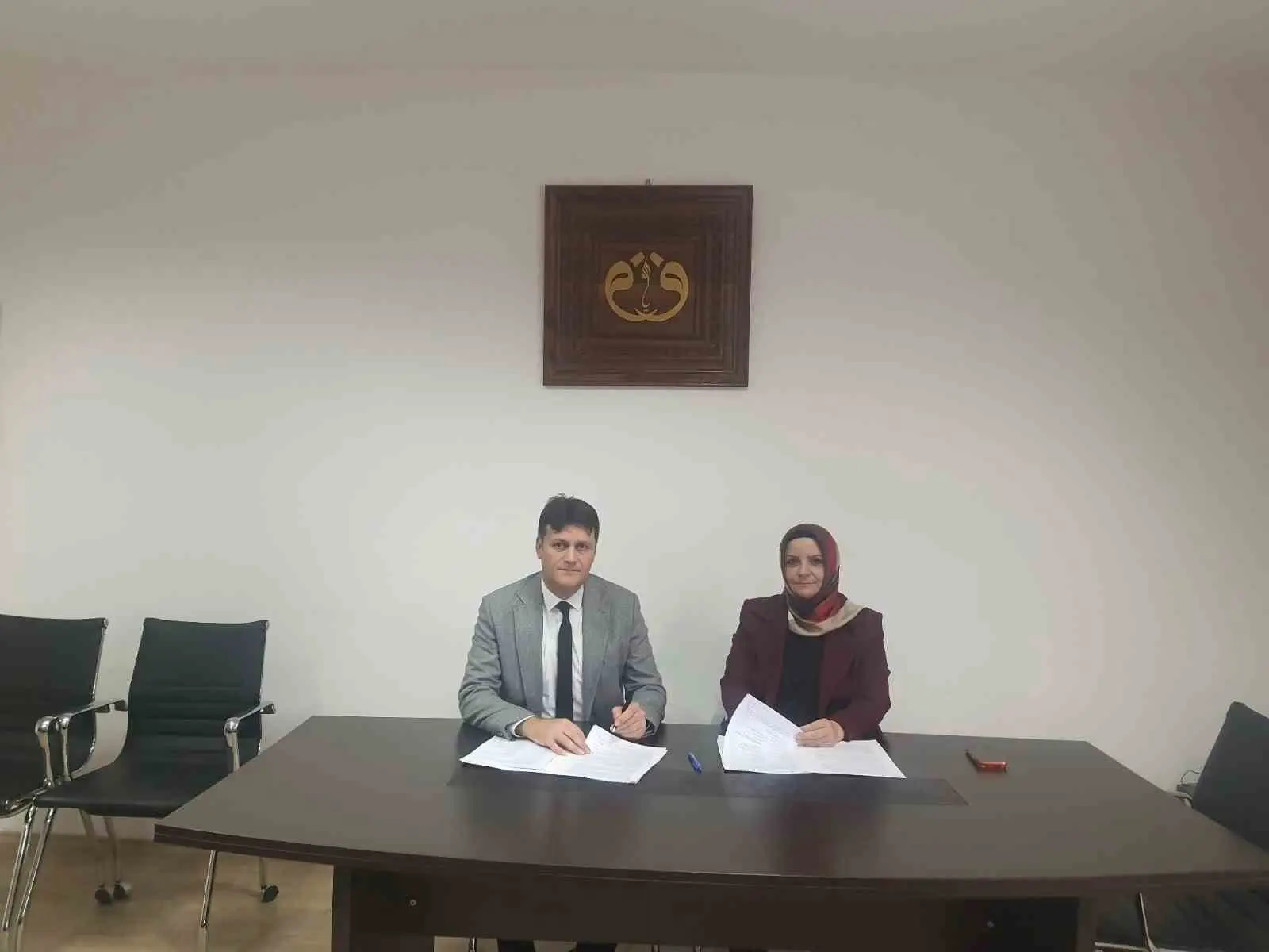 ÜNİVERSİTE ÖĞRENCİLERİNİN İSTİHDAM EDİLEBİLİRLİĞİNİ ARTIRMAK, ÇALIŞMA ALIŞKANLIĞI VE DİSİPLİNİ KAZANMALARINI SAĞLAMAK AMACIYLA HAYATA GEÇİRİLEN PROGRAMIN PROTOKOLÜ, İŞKUR İL MÜDÜRÜ ZEYNEP DEMİR İLE KASTAMONU ÜNİVERSİTESİ GENEL SEKRETERİ DOÇ. DR. İBRAHİM DEMİRBAŞ ARASINDA İMZALANDI