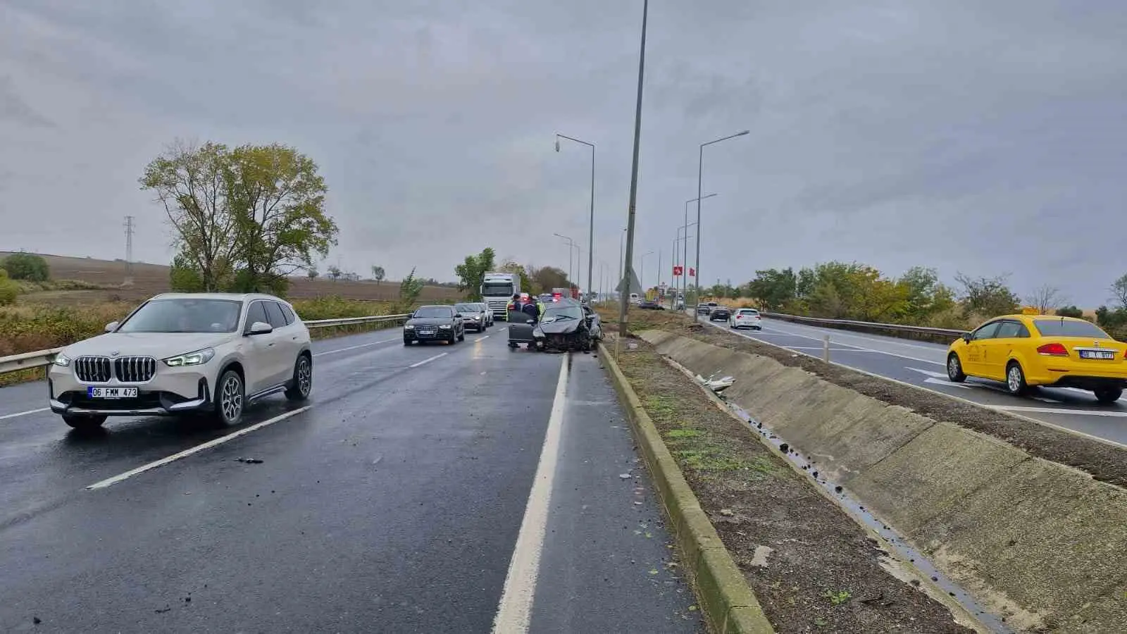 TEKİRDAĞ-İSTANBUL YOLU GAZİOĞLU KAVŞAĞI’NDA YAĞIŞ NEDENİYLE KAYGANLAŞAN YOLDA KONTROLDEN ÇIKAN OTOMOBİL, ORTA REFÜJE ÇARPTIKTAN SONRA 3 DİREĞE ÇARPTI.