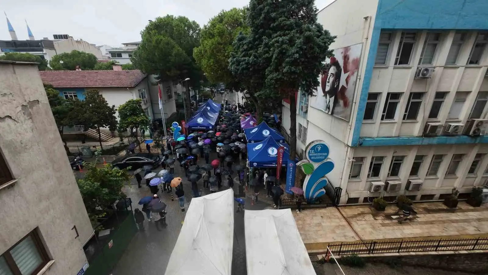 MERKEZEFENDİ BELEDİYE BAŞKANI ŞENİZ DOĞAN’IN GÖZALTINA ALINMASINA TEPKİ GÖSTEREN VATANDAŞLA, SAĞANAK YAĞIŞA RAĞMEN BELEDİYE ÖNÜNDE TOPLANDI. YAĞIŞA ALDIRMAYAN LALABALIK GRUP, BAŞKAN DOĞAN VE BELEDİYE PERSONELLERİNE DESTEK VERDİ.