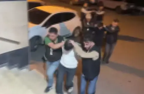 BÜYÜKÇEKMECE VE BAĞCILAR'DA AYNI GÜN MEYDANA GELEN İKİ AYRI SİLAHLI CİNAYET OLAYINA İLİŞKİN YÜRÜTÜLEN SORUŞTURMADA, OLAYLARLA BAĞLANTILI OLDUKLARI DEĞERLENDİRİLEN 3 ŞÜPHELİ, YURT DIŞINA KAÇMAYA HAZIRLANIRKEN EDİRNE’DE DÜZENLENEN OPERASYONLA YAKALANDI.