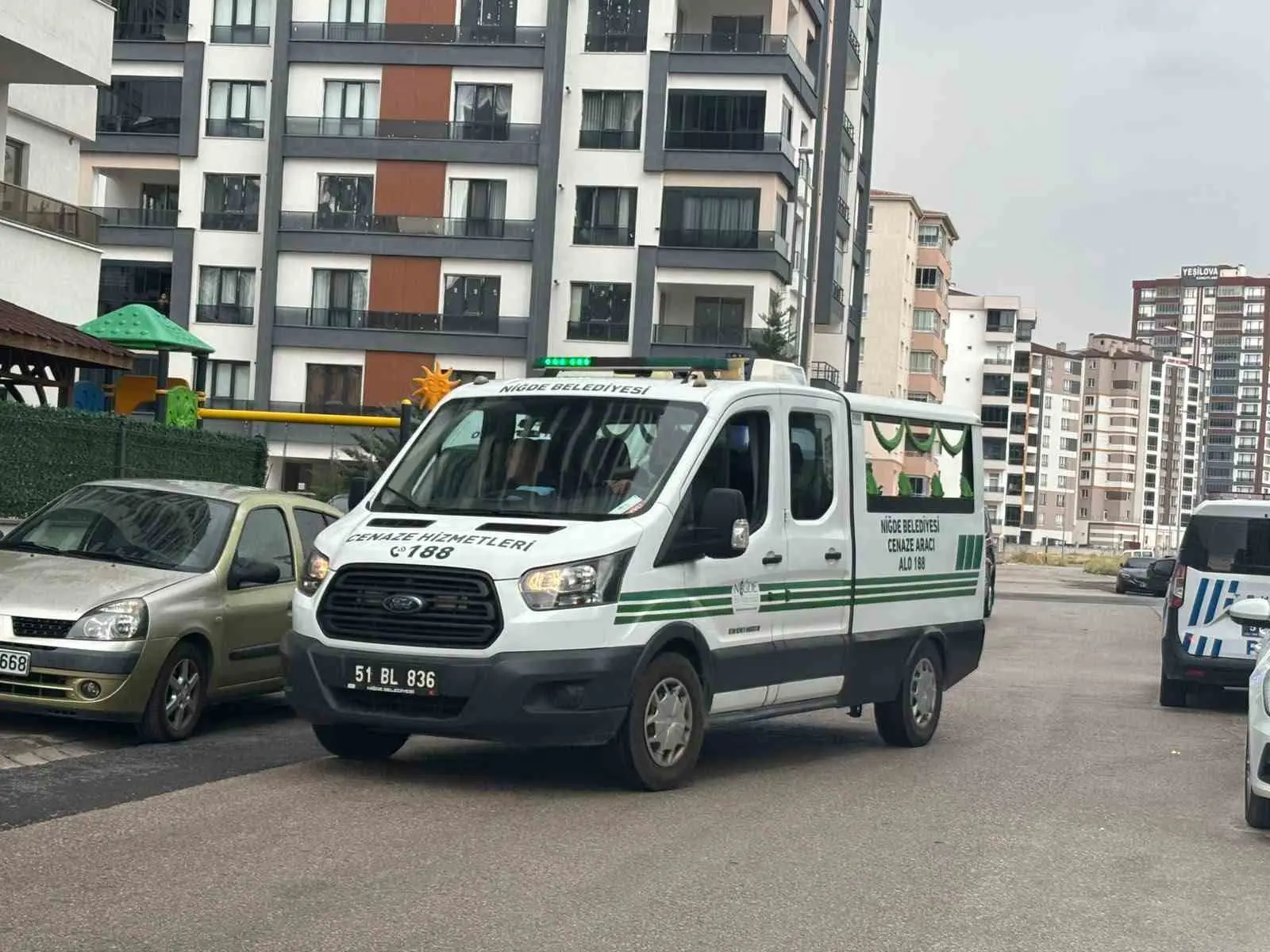 NİĞDE’DE 22 YAŞINDAKİ GENÇ KIZ BİR BİNANIN ÇATI KATINDA HAYATINI KAYBETMİŞ HALDE BULUNDU.