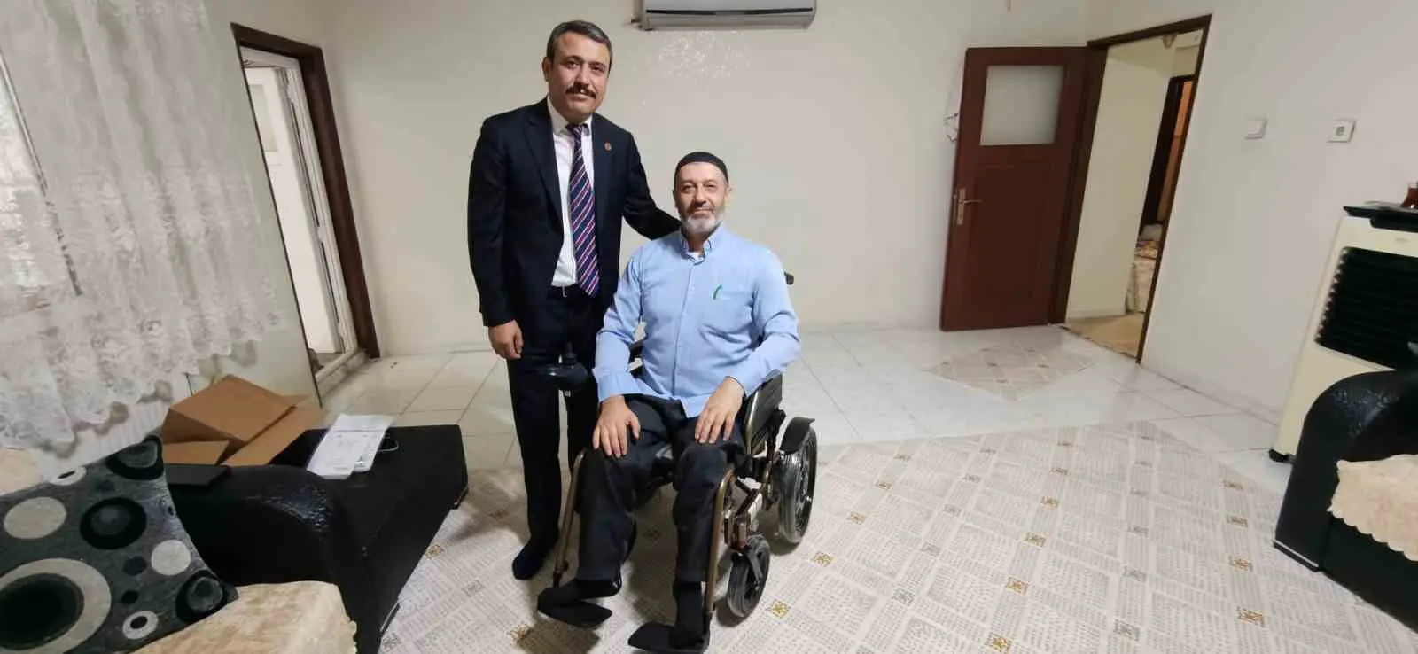 MHP DİYARBAKIR İL BAŞKANI HASAN ÖZCOŞKUN, BİR TAZİYE ZİYARETİ SIRASINDA KARŞILAŞTIĞI ENGELLİ VATANDAŞIN AKÜLÜ SANDALYE TALEBİNİ YERİNE GETİRDİ. BAŞKAN ÖZCOŞKUN, ENGELLİ VATANDAŞI EVİNDE BİZZAT ZİYARET EDEREK AKÜLÜ SANDALYEYİ KENDİSİNE HEDİYE ETTİ.