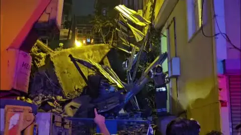 Beyoğlu’nda 5 katlı metruk bina çöktü