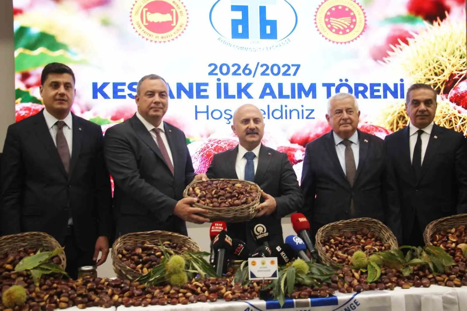 TÜRKİYE'NİN KESTANE ÜRETİMİNDE İLK SIRADA YER ALAN AYDIN'DA, 2026 SEZONUNUN İLK KESTANELERİ DÜZENLENEN TÖRENLE KİLOGRAMI SEMBOLİK 600 TL'DEN SATIN ALINDI. AYDIN TİCARET BORSASI TARAFINDAN 16 ÜRETİCİDEN TOPLAM 160 KİLOGRAM KESTANE ALINIRKEN, KENTTE ÜRETİLEN KESTANENİN YAKLAŞIK YÜZDE 60'ININ İHRAÇ EDİLDİĞİ BELİRTİLDİ.