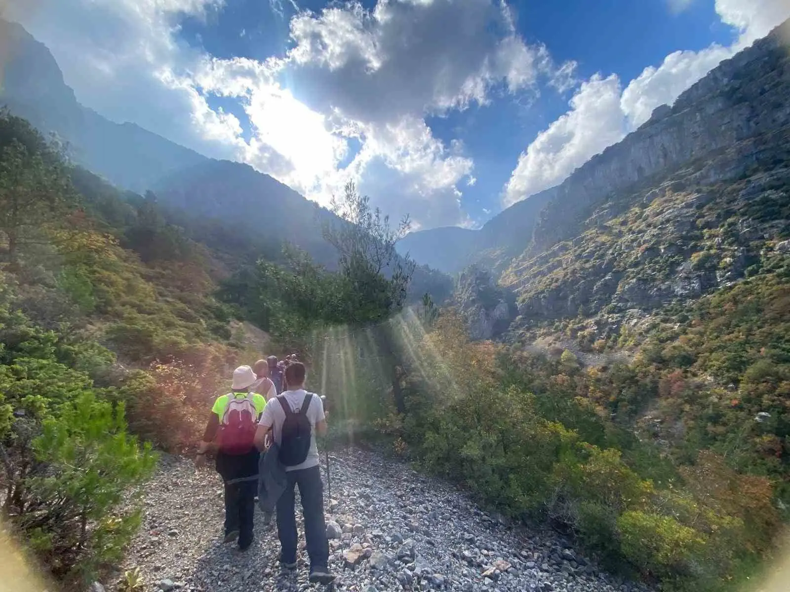 TURGUTLU BELEDİYESİ DAĞCILIK AKADEMİSİ ÜYELERİ, TARİHİ ODUNCU YOLU’NDAN BAŞLAYARAK GEYİK PINARI ÇEŞMESİ, SEYİR TERASI VE BAYRAKTEPE’Yİ KAPSAYAN ROTADA DOĞAYLA İÇ İÇE BİR YÜRÜYÜŞ GERÇEKLEŞTİRDİ.