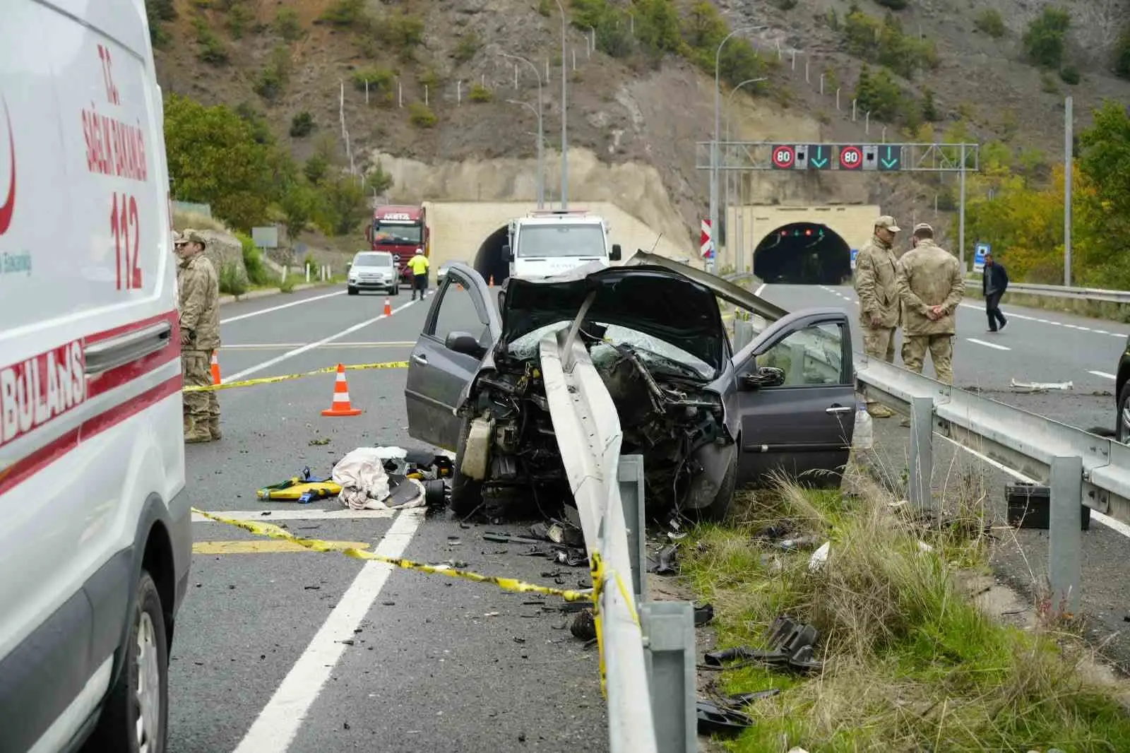 GÜMÜŞHANE’NİN MESCİTLİ KÖYÜ MEVKİİNDE OTOMOBİLİN BARİYERE SAPLANDIĞI KAZADA 1 KİŞİ HAYATINI KAYBETTİ, 1'İ AĞIR 4 KİŞİ YARALANDI.
