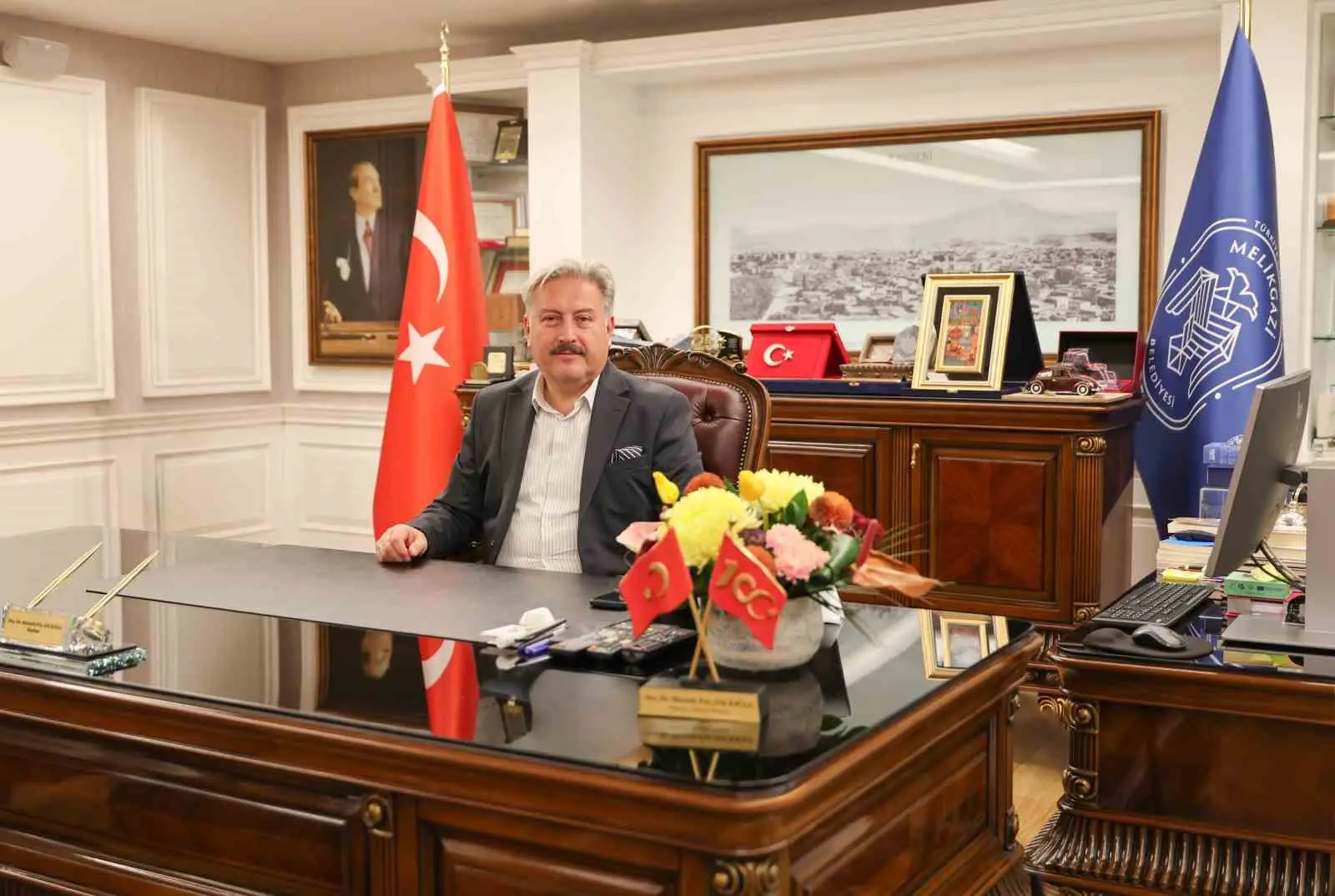 MELİKGAZİ BELEDİYE BAŞKANI DOÇ. DR. MUSTAFA PALANCIOĞLU, 29 EKİM CUMHURİYET BAYRAMI’NIN 103. YIL DÖNÜMÜ DOLAYISIYLA YAYIMLADIĞI MESAJDA, CUMHURİYETİN MİRASINI YAŞATMAK VE TÜRKİYE’Yİ GELECEĞE TAŞIMAK İÇİN KARARLILIKLA ÇALIŞMAYI SÜRDÜRECEKLERİNİ VURGULADI.