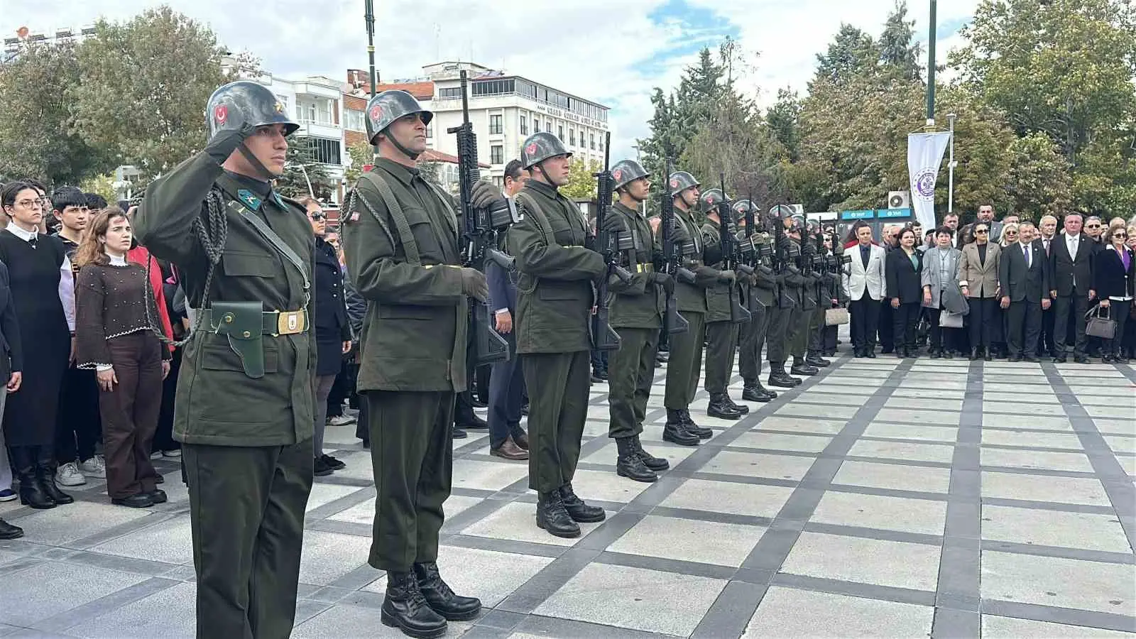 BURDUR'DA 29 EKİM CUMHURİYET BAYRAMI'NIN 103. YIL DÖNÜMÜ KUTLAMALARI ÇERÇEVESİNDE ATATÜRK ANITI'NA ÇELENKLER SUNULDU.