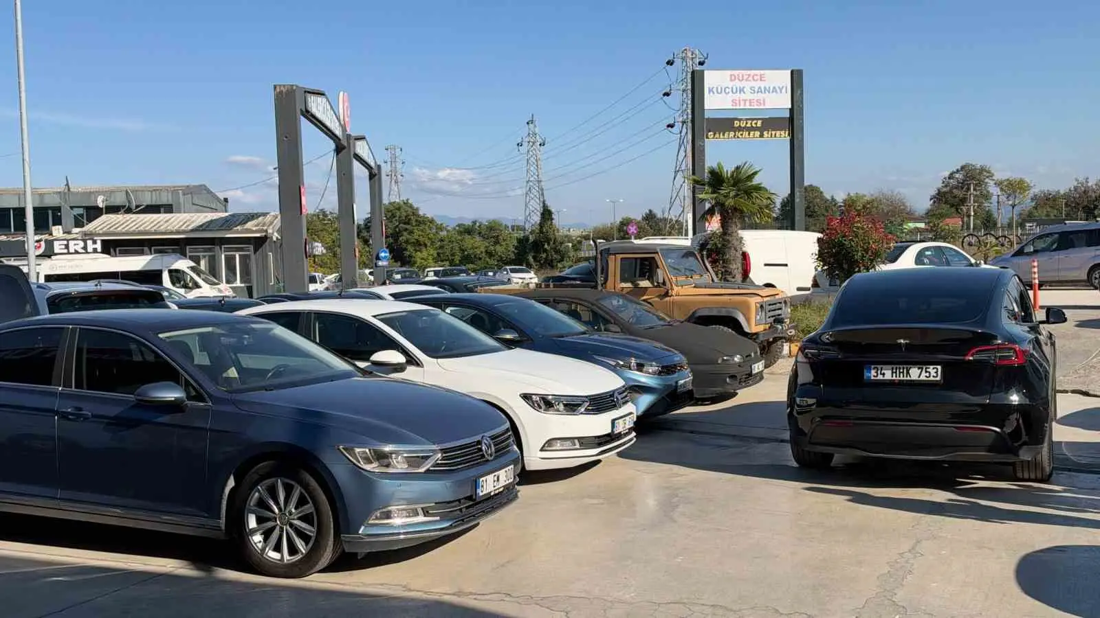 TÜKETİCİLERİN YÜKSEK BAKIM VE TAMİR MALİYETLERİ NEDENİYLE DAHA YENİ MODEL ARAÇLARA YÖNELDİĞİNİ BELİRTEN AÇIKGÖZ, DİZEL ARAÇLARIN YERİNİ LPG’Lİ VE ÖZELLİKLE ELEKTRİKLİ OTOMOBİLLERİN ALMAYA BAŞLADIĞINI İFADE ETTİ.