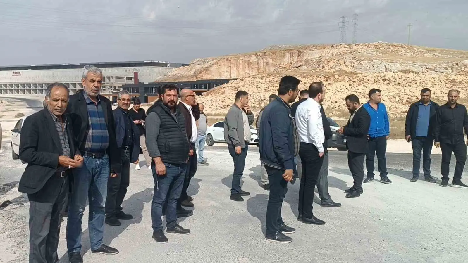 ŞANLIURFA'DA YAKLAŞIK 1 YIL ÖNCE HİZMETE AÇILAN SANAYİ SİTESİ ESNAFI KAVŞAK VE SİNYALİZASYON BULUNMAYAN YOLDA TOPLANARAK, YETKİLİLERE "ÖLÜMLÜ KAZALAR YAŞANMADAN ÖNLEM ALIN" ÇAĞRISINDA BULUNDU.
