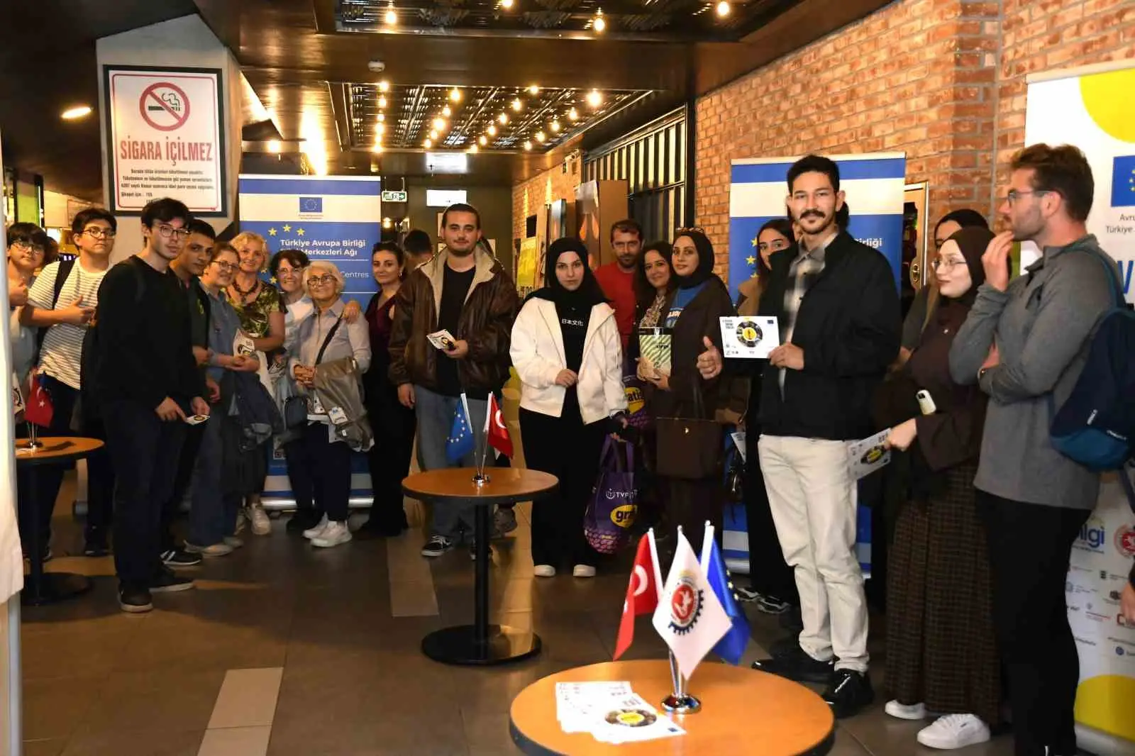 SAMSUN’DA BU YIL DÖRDÜNCÜSÜ DÜZENLENEN AVRUPA SİNEMA GÜNLERİ, BEŞ GÜN BOYUNCA SİNEMASEVERLERİ AVRUPA’NIN FARKLI KÜLTÜRLERİNDEN HİKÂYELERLE BULUŞTURDU. 15 FİLMİN GÖSTERİLDİĞİ ETKİNLİKTE TOPLAM BİN 680 KİŞİ SİNEMA KEYFİ YAŞARKEN, TÜM SEANSLAR KAPALI GİŞE İZLENDİ.