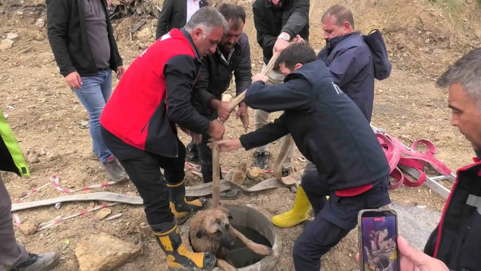 BESNİ İLÇESİNDE YAPIMI DEVAM EDEN KENT MEYDANI ALANINDAKİ KANALİZASYON ÇUKURUNA DÜŞEN KÖPEK, İTFAİYE EKİPLERİNCE KURTARILDI