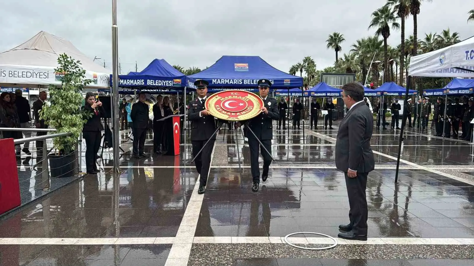 MARMARİS’TE CUMHURİYET BAYRAMI  ÇELENK SUNMA TÖRENİ SAĞANAK ALTINDA YAPILDI