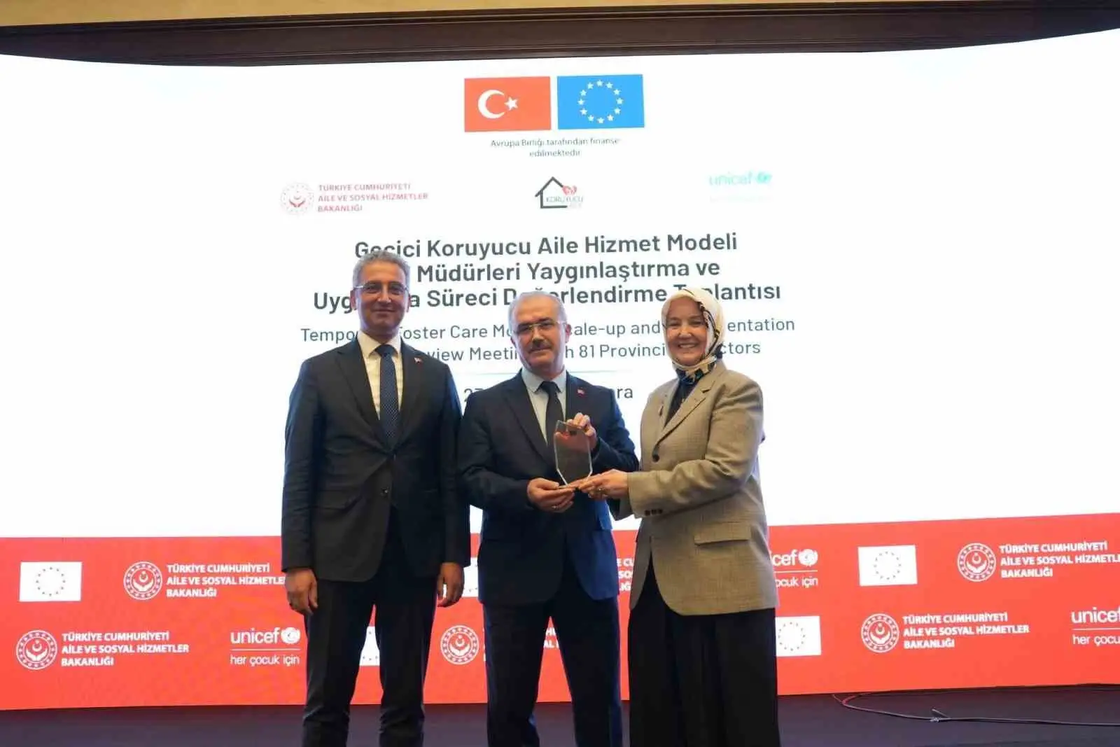 GEÇİCİ KORUYUCU AİLE HİZMET MODELİ DEĞERLENDİRME TOPLANTISI’NDA DÜZENLENEN TÖRENDE ÖDÜL, AİLE VE SOSYAL HİZMETLER BAKAN YARDIMCISI LEMAN YENİGÜN VE ÇOCUK HİZMETLERİ GENEL MÜDÜRÜ HASAN BASRİ ALAGÖZ TARAFINDAN AFYONKARAHİSAR AİLE VE SOSYAL HİZMETLER İL MÜDÜRÜ BİLAL ERDOĞAN’A (ORTADA) TAKDİM EDİLDİ.