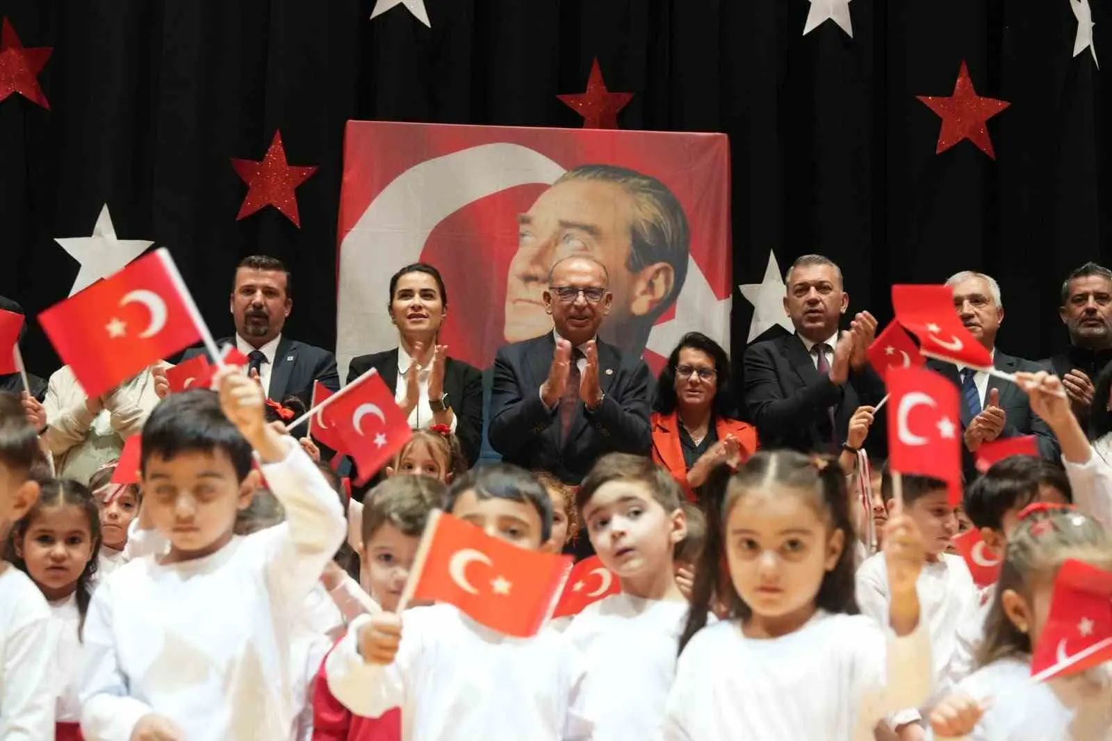 TURGUTLU BELEDİYESİ ÇOCUK KÜLTÜR SANAT MERKEZLERİNDE EĞİTİM GÖREN ÇOCUKLAR, CUMHURİYETİN 103. YIL DÖNÜMÜNÜ ÖZEL GÖSTERİLERLE KUTLADI. MİNİKLERİN PERFORMANSLARI İZLEYENLERDEN BÜYÜK BEĞENİ ALIRKEN, BELEDİYE BAŞKANI ÇETİN AKIN ÇOCUKLARA ÜCRETSİZ EĞİTİM VE 3 ÖĞÜN YEMEK HİZMETİ SUNDUKLARINI BELİRTEREK MERKEZLERİN SAYISINI ARTIRMAYI HEDEFLEDİKLERİNİ SÖYLEDİ.