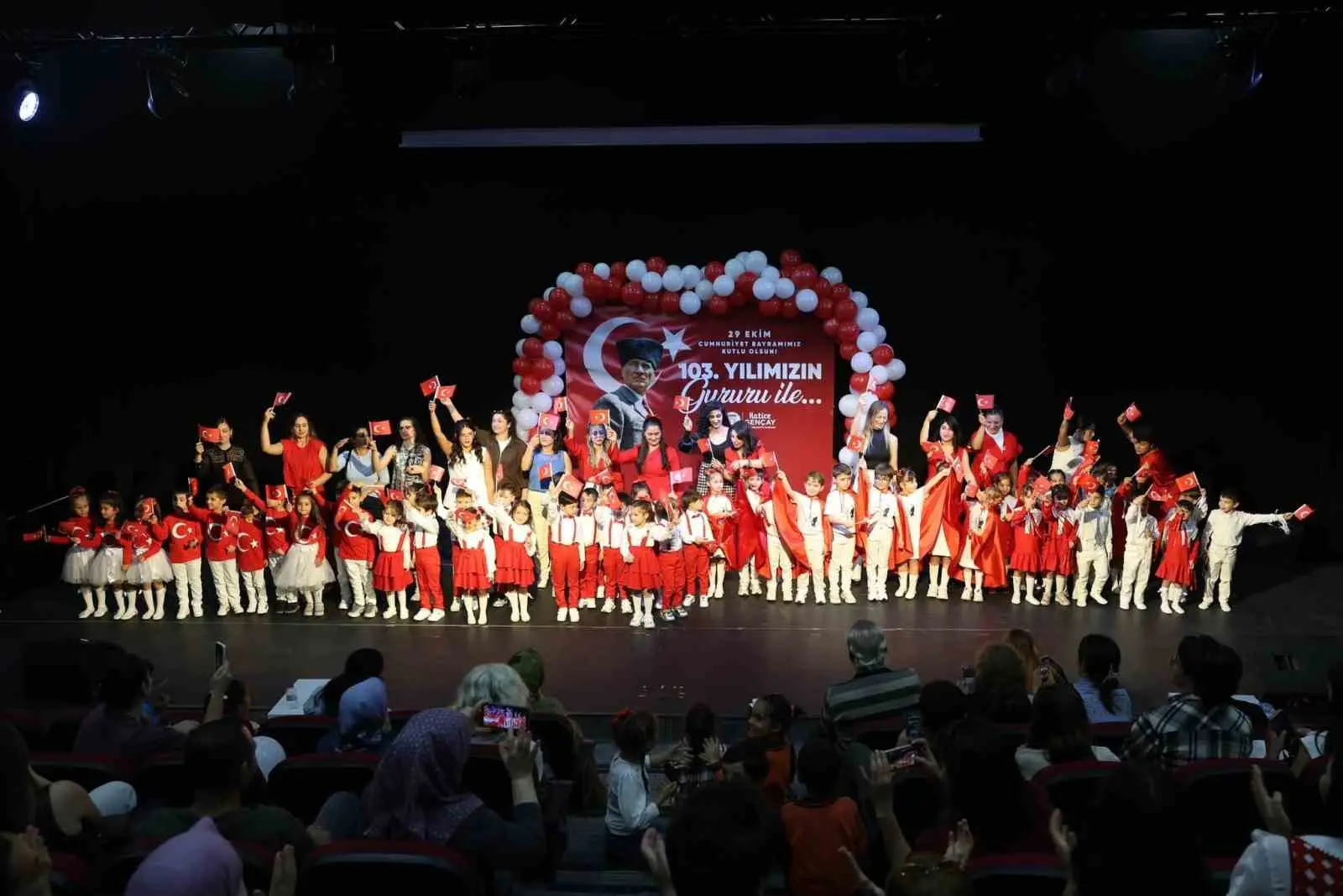 DİDİM BELEDİYESİ DENİZ YILDIZLARI KREŞ VE GÜNDÜZ BAKIMEVİ’NİN MİNİKLERİ, 29 EKİM CUMHURİYET BAYRAMI DOLAYISIYLA DİGEM’DE (DİDİM GENÇLİK MERKEZİ) DÜZENLENEN ETKİNLİKTE CUMHURİYET’İN 103. YIL DÖNÜMÜNÜ NEŞE VE COŞKUYLA KUTLADI. KIRMIZI BEYAZ BALONLARLA RENKLENEN ETKİNLİKTE MİNİKLER, BAYRAM SEVİNCİNİ KAHKAHALARI VE KOCAMAN GÜLÜMSEMELERİYLE PAYLAŞTI.