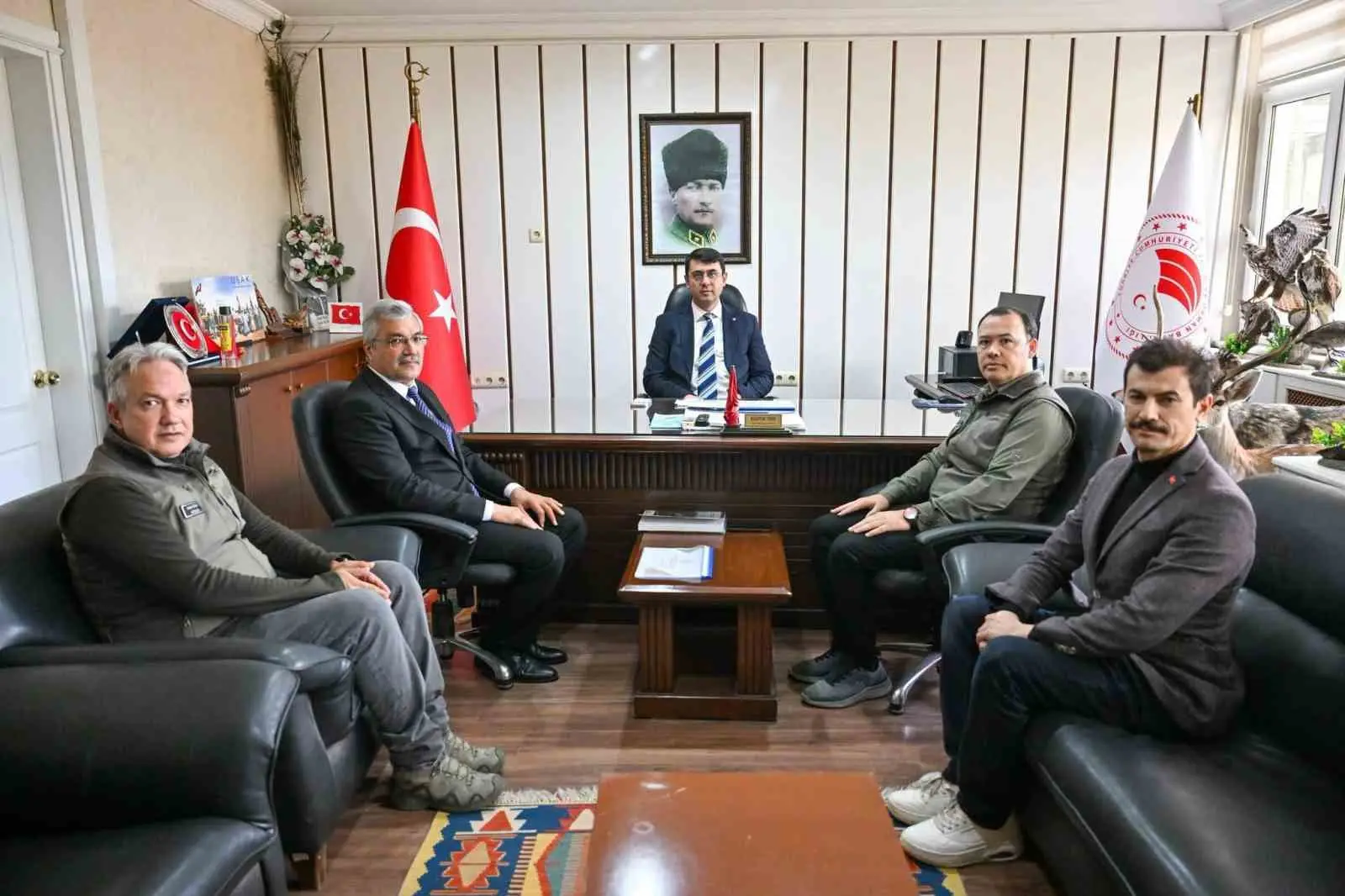 UŞAK VALİSİ SERDAR KARTAL, ORMAN İŞLETME MÜDÜRLÜĞÜ İLE DOĞA KORUMA VE MİLLİ PARKLAR ŞUBE MÜDÜRLÜĞÜNÜ ZİYARET EDEREK YÜRÜTÜLEN ÇALIŞMALAR HAKKINDA BİLGİ ALDI.