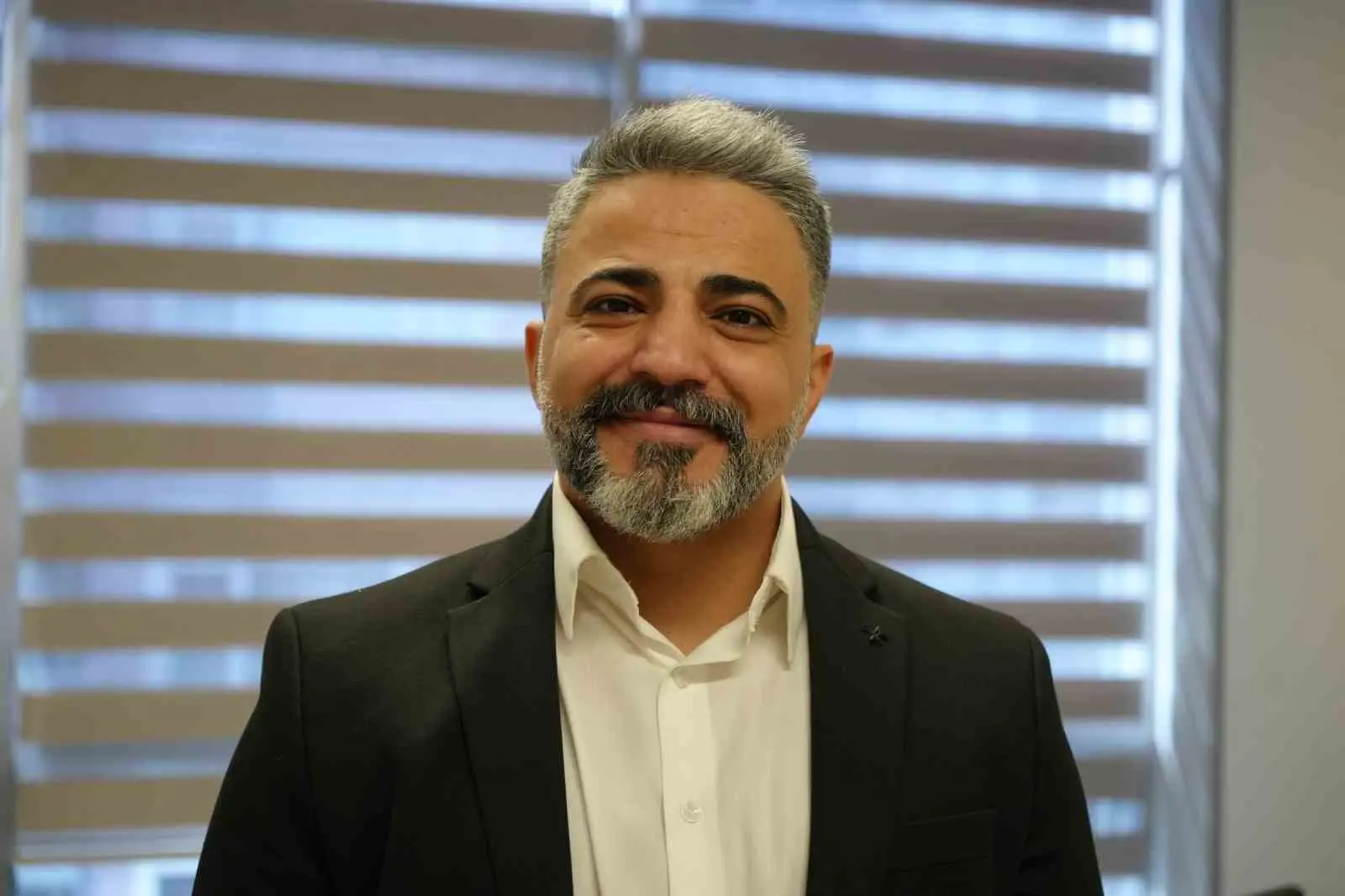 PSİKİYATRİ UZMANI DR. AKİF TAŞDEMİR, TARAFTARLIĞIN YALNIZCA 90 DAKİKALIK BİR HEYECANDAN İBARET OLMADIĞINI BELİRTEREK, GÜÇLÜ AİDİYET DUYGUSUNUN YAŞANAN MAĞLUBİYETLERİN ETKİSİNİ ARTIRABİLDİĞİNİ SÖYLEDİ. TAŞDEMİR, YILLARDIR SÜRDÜRÜLEN ŞAMPİYONLUK BEKLENTİSİNİN ZAMANLA KRONİK STRESE VE KAYBETME ENDİŞESİNE DÖNÜŞEBİLDİĞİNİ İFADE ETTİ.