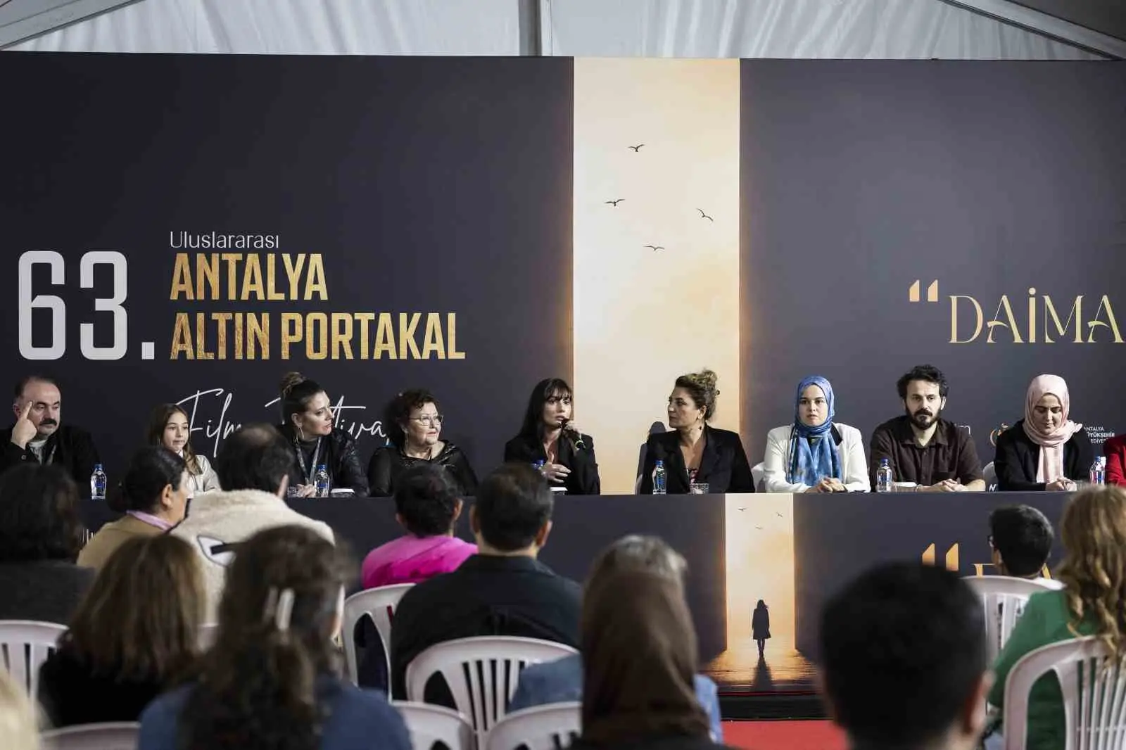ALTIN PORTAKAL HEYECANINDA BUGÜN DE ULUSAL YARIŞMA FİLMLERİNDEN "BİR ANNE HAKKINDA" İLE "ÖLÜ ARININ İĞNESİ" FİLMLERİ SEYİRCİ KARŞISINA ÇIKTI. GÖSTERİMLERDEN SONRA İSE FİLM EKİPLERİ, SORULARI CEVAPLADI.