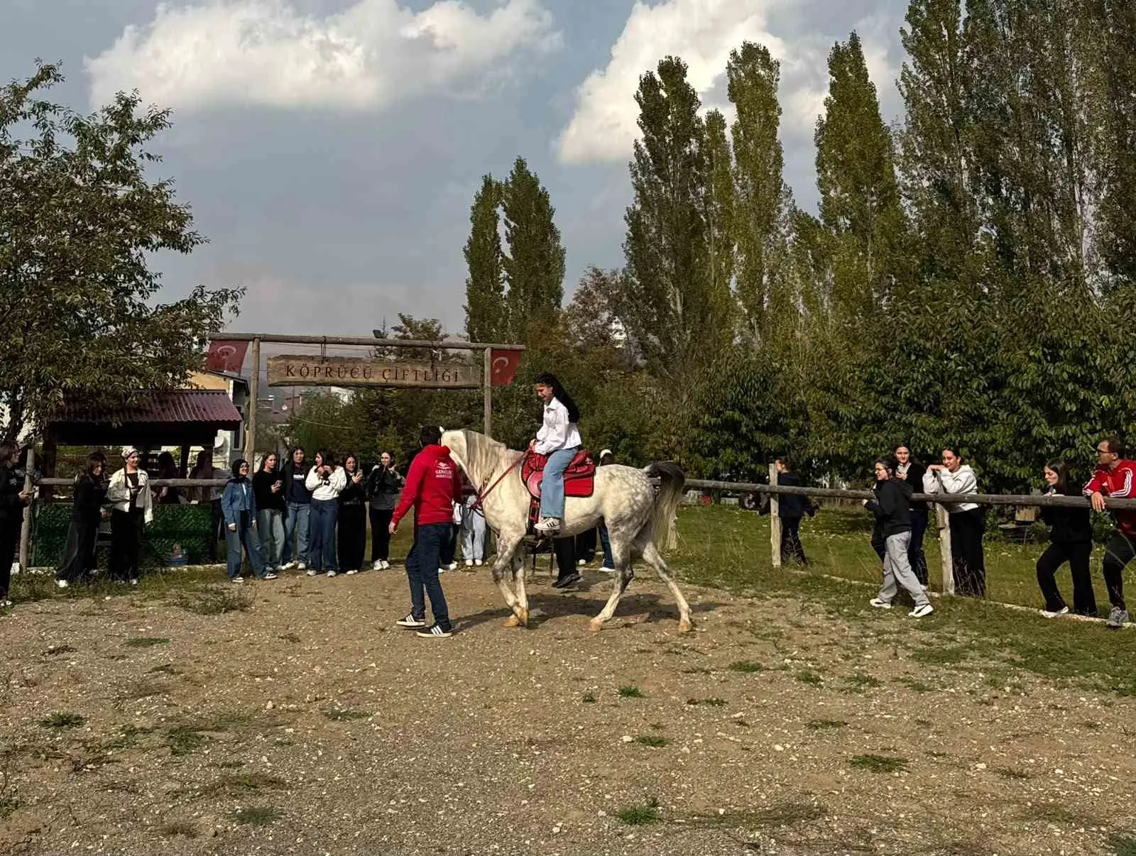 BAYBURT’TA ÖĞRENCİLER ÇİFTLİKTE BAĞIMLILIĞA KARŞI BİLİNÇLENDİRİLDİ