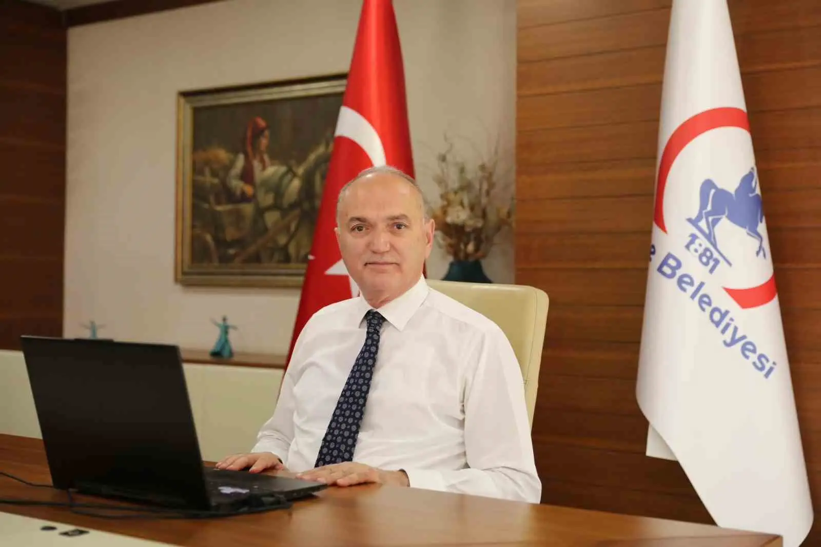 DÜZCE BELEDİYE BAŞKANI DR. FARUK ÖZLÜ, 29 EKİM CUMHURİYET BAYRAMI’NIN 103’ÜNCÜ YILDÖNÜMÜ DOLAYISIYLA YAYIMLADIĞI MESAJINDA, “TÜRKİYE YÜZYILI’NDA, BİLİMİN VE TEKNOLOJİNİN IŞIĞINDA DAHA GÜÇLÜ, DAHA MÜREFFEH BİR TÜRKİYE İNŞA ETMEK İÇİN BIKMADAN, YORULMADAN ÇALIŞMAYA DEVAM EDECEĞİZ. GENÇLER, BU BÜYÜK YÜRÜYÜŞÜN EN BÜYÜK GÜCÜ VE GELECEĞİMİZİN TEMİNATIDIR” DEDİ.