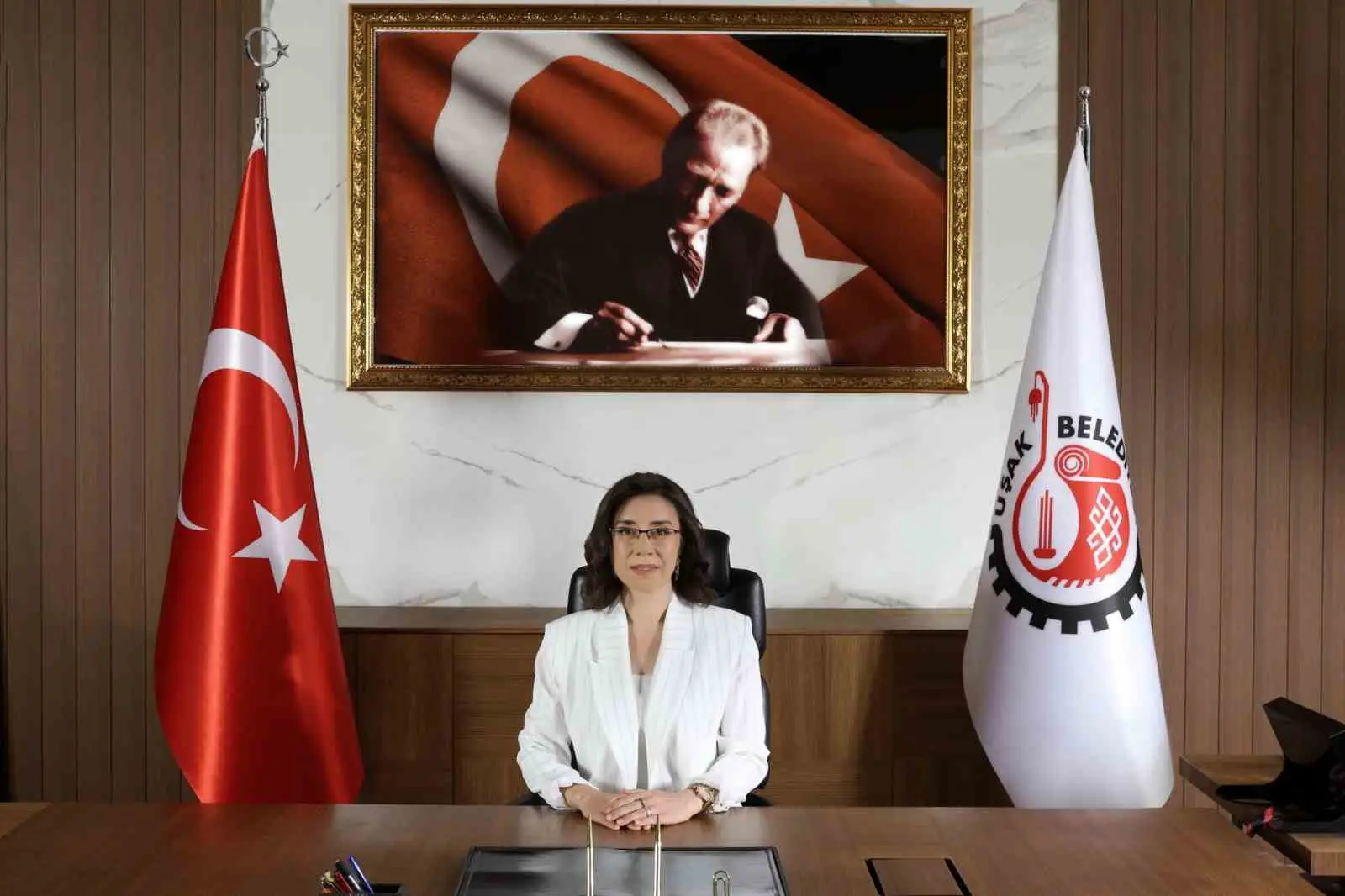 UŞAK BELEDİYE BAŞKAN VEKİLİ HATİCE TEREKECİ ÖZKAN, 29 EKİM CUMHURİYET BAYRAMI DOLAYISIYLA YAYIMLADIĞI MESAJDA, CUMHURİYET’İN TÜRK MİLLETİNİN EN BÜYÜK KAZANIMLARINDAN BİRİ OLDUĞUNU BELİRTEREK, CUMHURİYET’İN DEĞERLERİNE SAHİP ÇIKMANIN VE GELECEK NESİLLERE AKTARMANIN ORTAK SORUMLULUK OLDUĞUNU İFADE ETTİ.