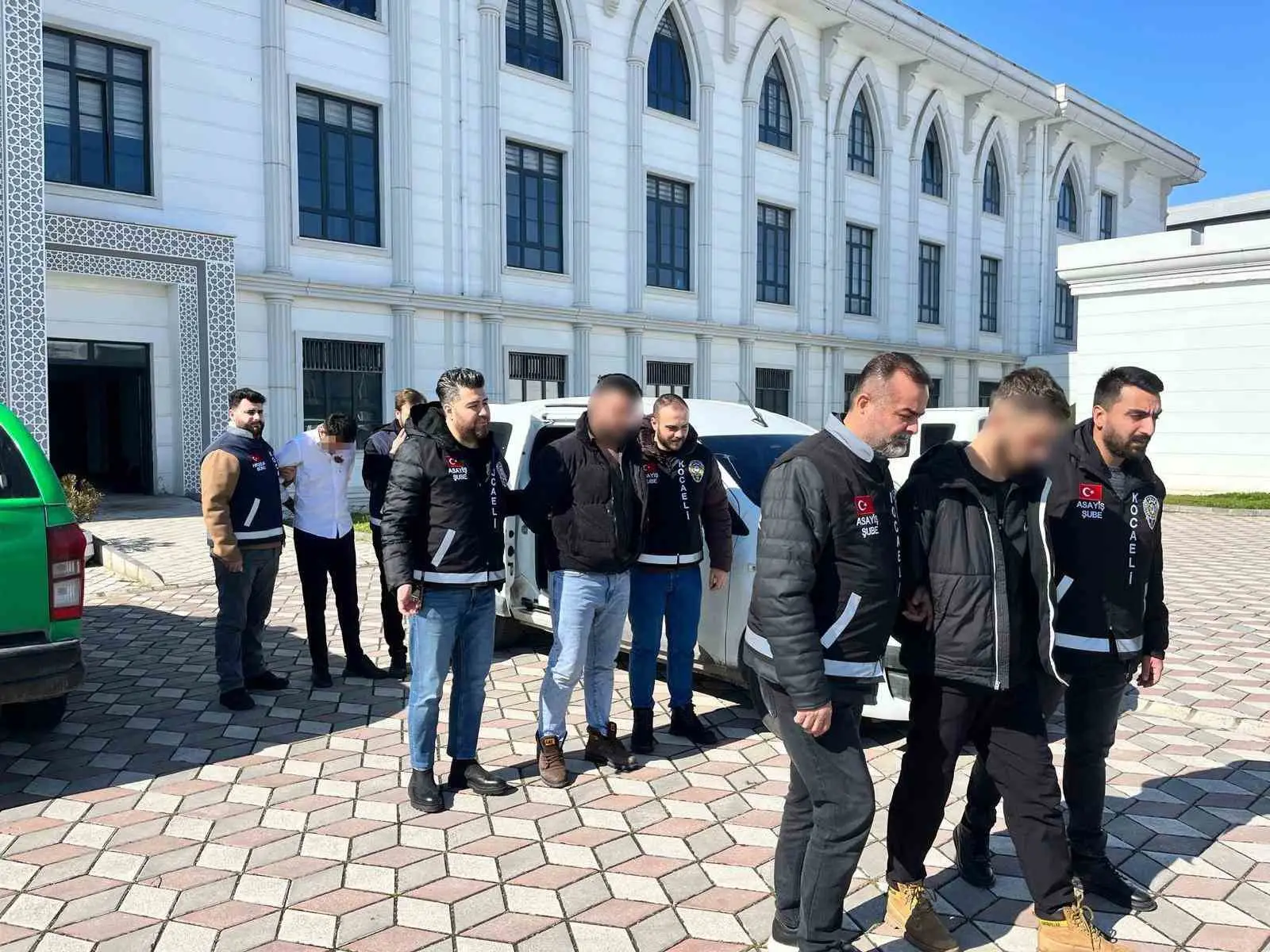 OLAYIN ŞÜPHELİSİ OLARAK GÖZALTINA AŞINAN M.Y. (25) TUTUKLANARAK CEZAEVİNE GÖNDERİLİRKEN, KAVGAYA KARIŞAN 2 ŞÜPHELİ İSE SERBEST BIRAKILDI. (ARŞİV)