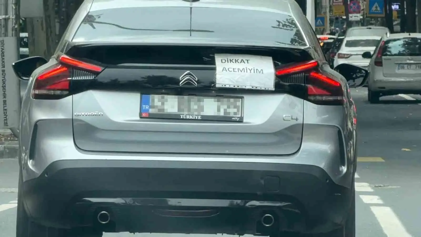 DİYARBAKIR'DA BİR SÜRÜCÜ, "DİKKAT ACEMİYİM" YAZISINI OTOMOBİLİN CAMINA YAPIŞTIRARAK TRAFİĞE ÇIKTI.