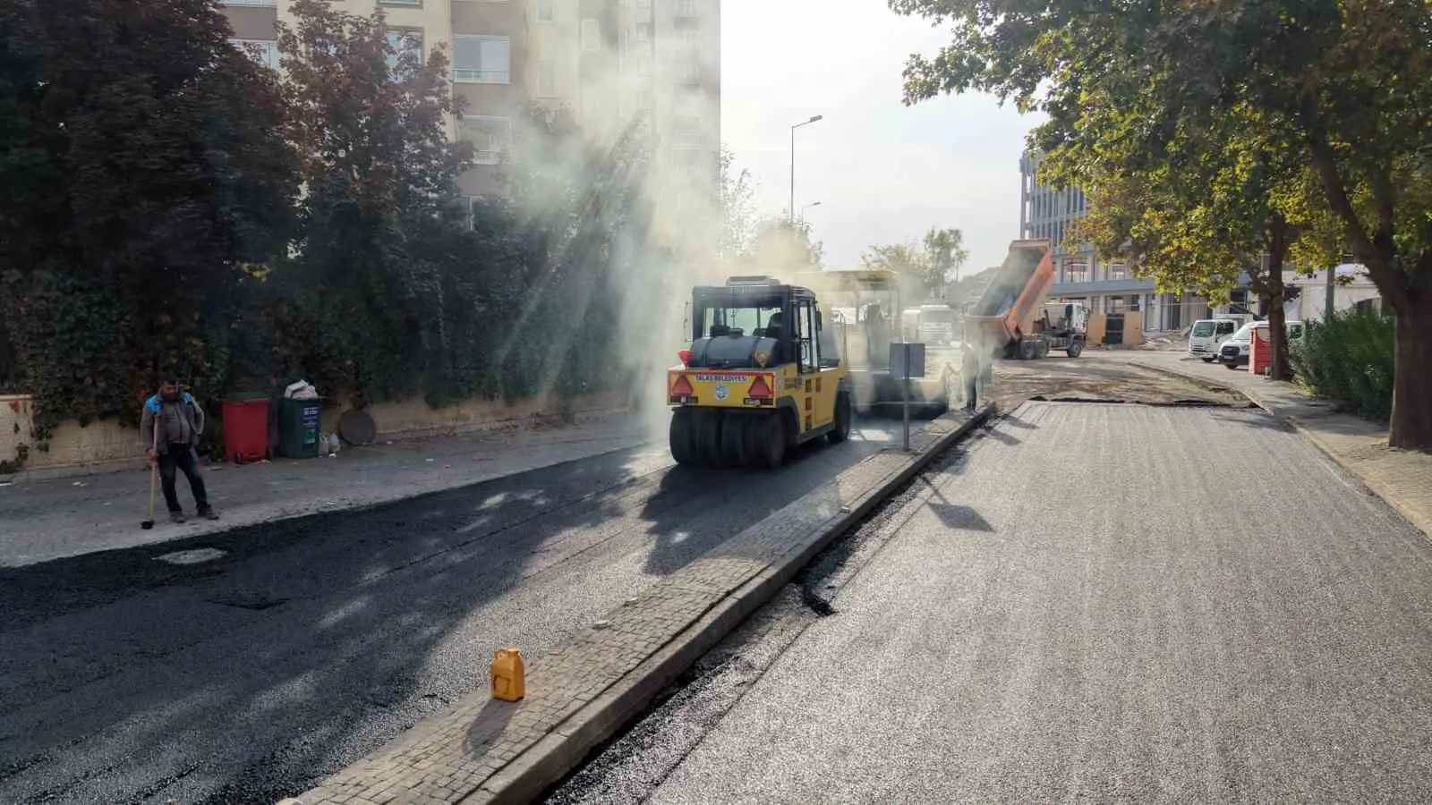 TALAS BELEDİYESİNİN İLÇEDE ULAŞIM KONFORUNU ARTIRMAYA YÖNELİK ÇALIŞMALARI SÜRÜYOR. BU KAPSAMDA MERKEZ BAHÇELİEVLER MAHALLESİ’NDEKİ ATİLLA CADDESİ, TEPEBAĞLAR CADDESİ VE ERHAN CADDESİ’NDE SICAK ASFALT ÇALIŞMASI GERÇEKLEŞTİRİLDİ. TOPLAM 3 BİN 73 METREKARELİK ALANDA 750 TON SICAK ASFALT SERİLEREK YOLLAR YENİLENDİ.