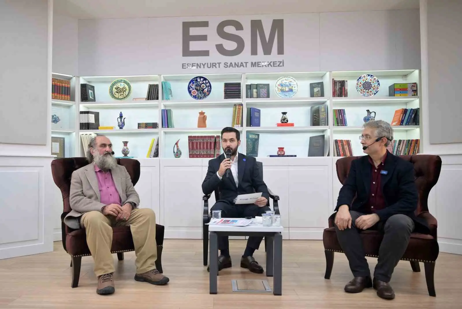 RESSAM İLHAMİ ATALAY (SOLDA) VE RESSAM CEMAL TOY (SAĞDA) KONUŞMA YAPTI