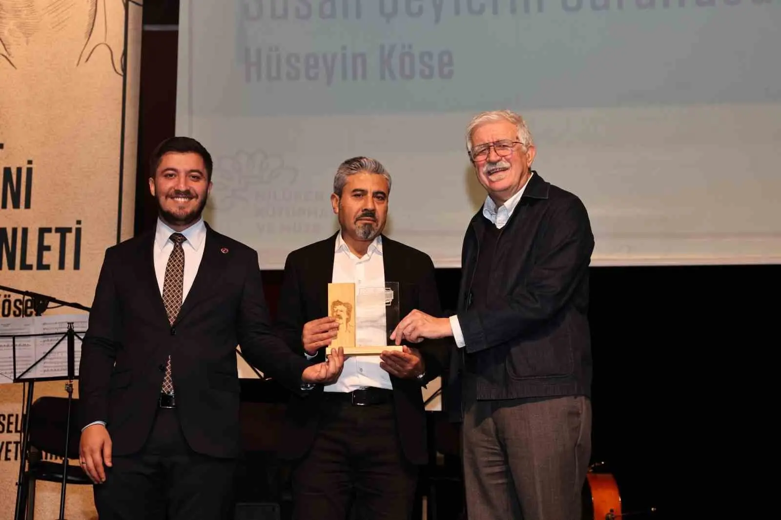 NİLÜFER BELEDİYESİ’NİN DÜZENLEDİĞİ MEHMET H. DOĞAN ÖDÜLÜ, “SUSAN ŞEYLERİN GÜRÜLTÜSÜ” ADLI ESERİYLE HÜSEYİN KÖSE’YE VERİLDİ. NÂZIM HİKMET KÜLTÜREVİ’NDEKİ TÖRENİN ARDINDAN CUMHURİYET HAFTASI KAPSAMINDA ŞİİR DİNLETİSİ GERÇEKLEŞTİRİLDİ.
