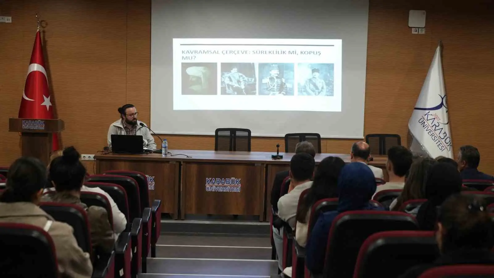 KARABÜK ÜNİVERSİTESİNDE (KBÜ), CUMHURİYET’İN 103. YILI DOLAYISIYLA "MAZİDEN İSTİKBALE: OSMANLI’DAN CUMHURİYET’E TARİHÎ SÜREKLİLİK" KONULU KONFERANS DÜZENLENDİ.
