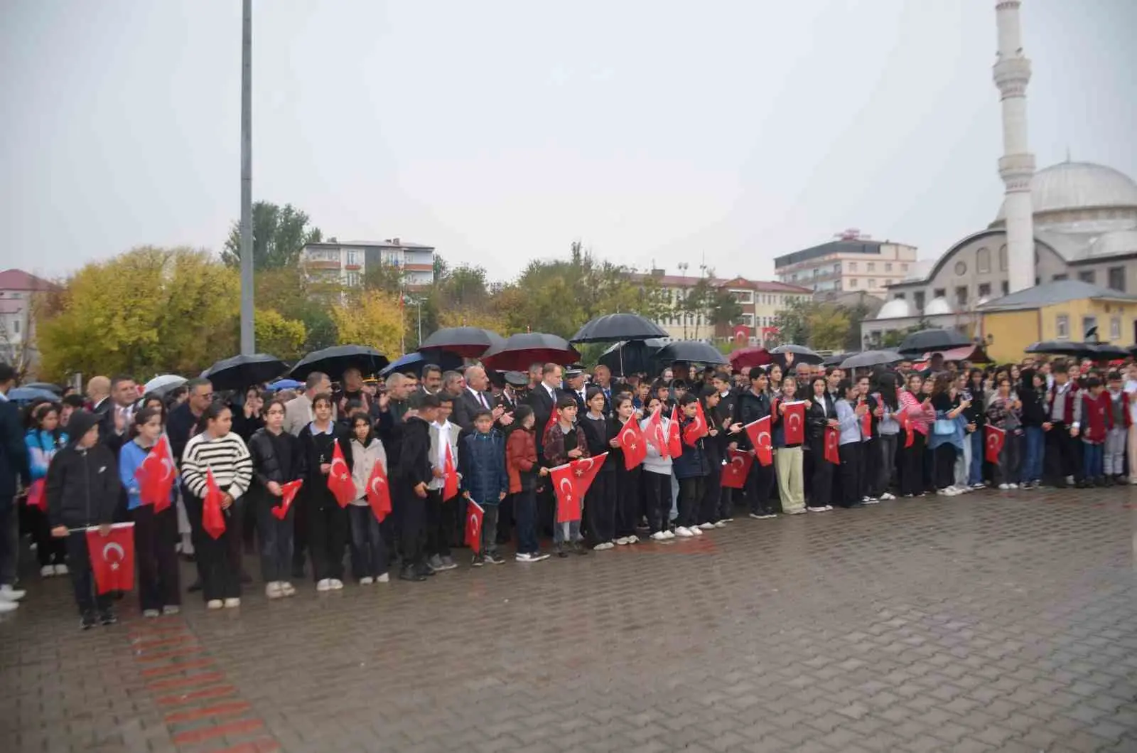 MUŞ'UN BULANIK İLÇESİNDE CUMHURİYET'İN 103. YIL DÖNÜMÜ DOLAYISIYLA DÜZENLENEN YÜRÜYÜŞTE, 200 METRE UZUNLUĞUNDAKİ TÜRK BAYRAĞI AÇILDI.