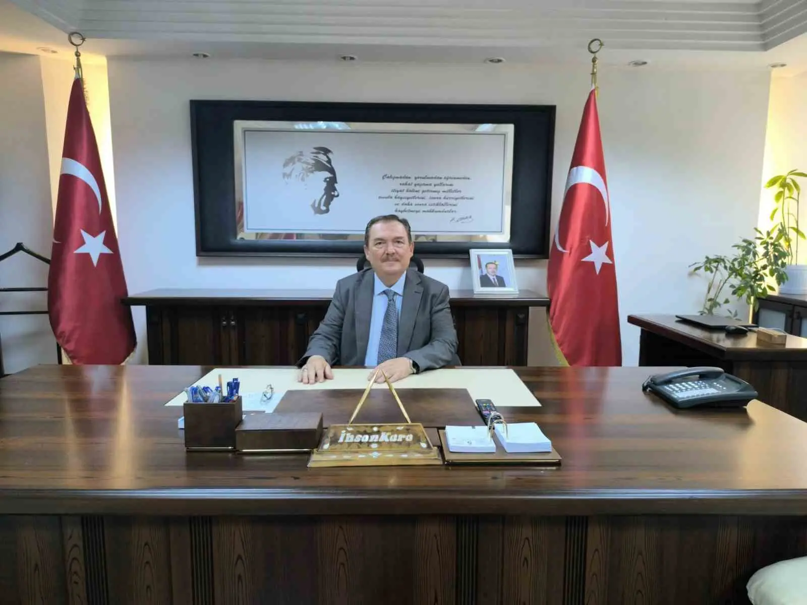 ANTALYA'DA MURATPAŞA KAYMAKAMI İHSAN KARA EVİNDE GEÇİRDİĞİ KALP KRİZİ SONUCU YAŞAMINI YİTİRDİ.